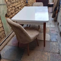 ميز طعام • قابل تفاوض
