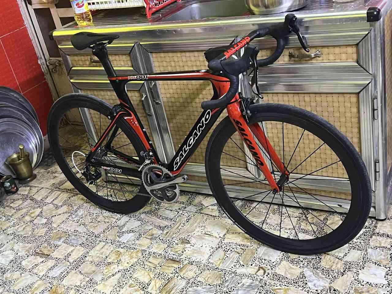 ‏ SALCANO xrs UCI 001 2020 🇹🇷

رود بايك (دراجة طريق) ماركة سالكانو خط انتاج تركيا ايطالية الاصل ( Made in Türkiye ) للبيع 

مواصفات الدراجة :

الدراجة مصنوعة من الكاربون فايبر بتصميم ايرو داينامك وايرات فول دفن دراجة كلها كاربون من الطول للطول
مجموعة الدراجة شيمانو 5800 / 105
فقط البدالات ماركة Team Pro
الكرنك (الصينية) شيمانو دورا-ايس Shimano Dura-Ace
ابعاد الفريم: حجم الفريم 28 / الارتفاع 53 M
عدد السرع 11*2

التروس الامامية: 53-39
التروس الخلفية: 11-28

وزن الدراجة 7.8 - 8 كيلو

ويالة الدراجة كاربون فايبر جدد طك كارتون ماركة روڤال ( ROVAL ) قياس 50 ملم

السعر: مليون دينار وبيها مجال الشراي يدلل

الدراجة موجودة في منطقة الشعب او منطقة البنوك
للاتصال: ***********
