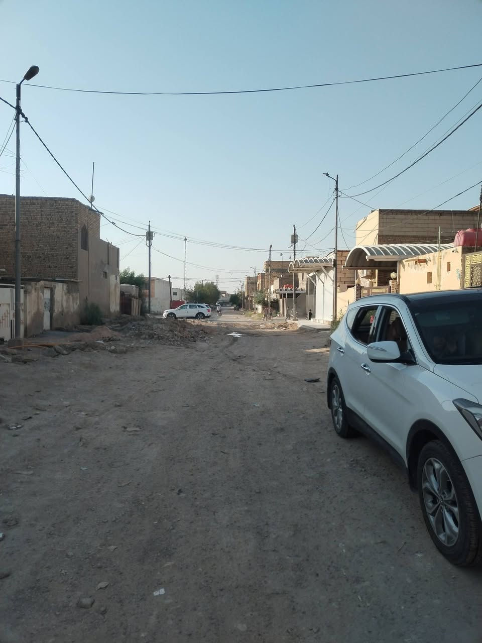 السلام عليكم 
دار للبيع مساحه 200 م بناء قديم نبيع عتبار قطعه
منطقة (حي الوحدة ٣) شارع منجه العلويه 
قرب مدرسة الوحده العربيه 
منطقه كامله الخدمات فقط شارع تبليط قديم
عرض الشارع ١٥ 
للأستفسار ***********
