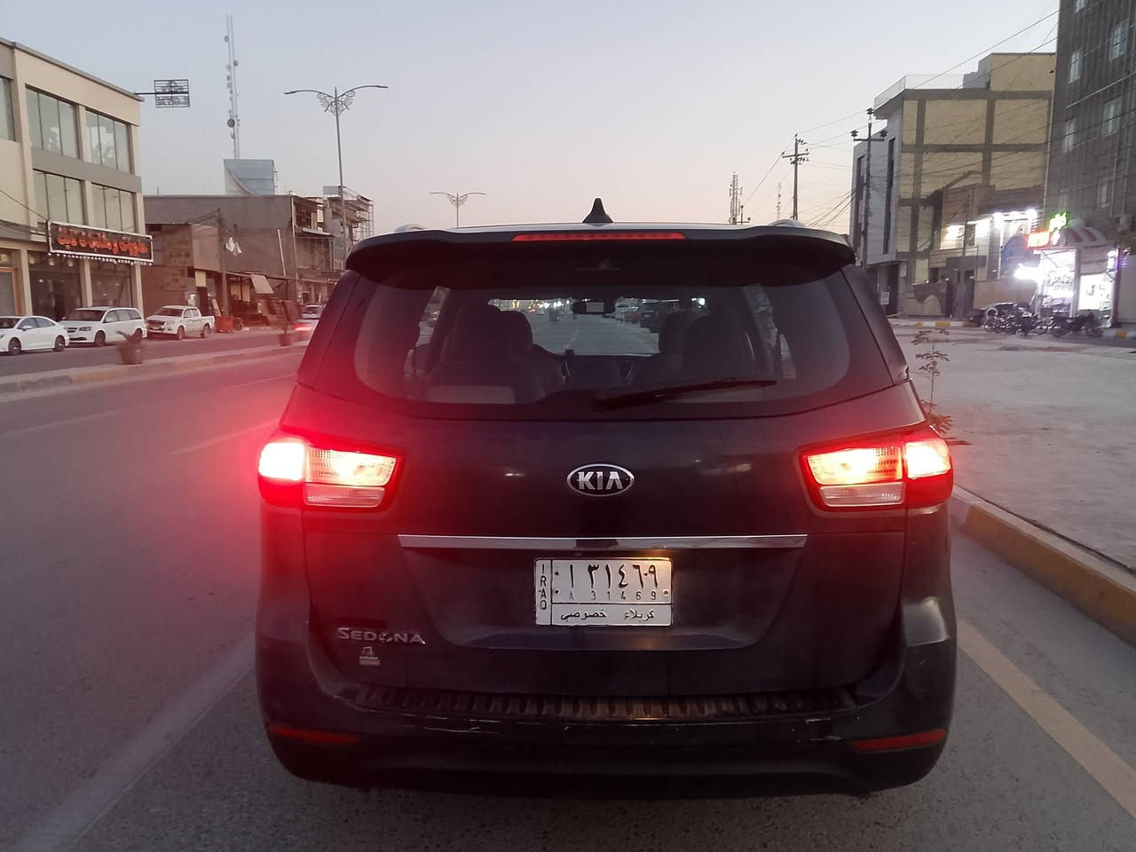 يالله سلام عليكم كيه سيدونه موديل 2016 وارد امريكي حادثها من امريكا قبق الجنطه والجاملغ الخلفي الايمن وبيها جراد بسيط بالقماره السيارة كير محرك 6 سلندر ثلاث قطع  تبريد حداديه جهازه السياره السيارة فول مواصفات واحد على واحد السنويه ل 2028 ماشيه 174 سعر السياره 158 وبيه مجال الشراي العنوان كربلاء رقم الهاتف ***********
