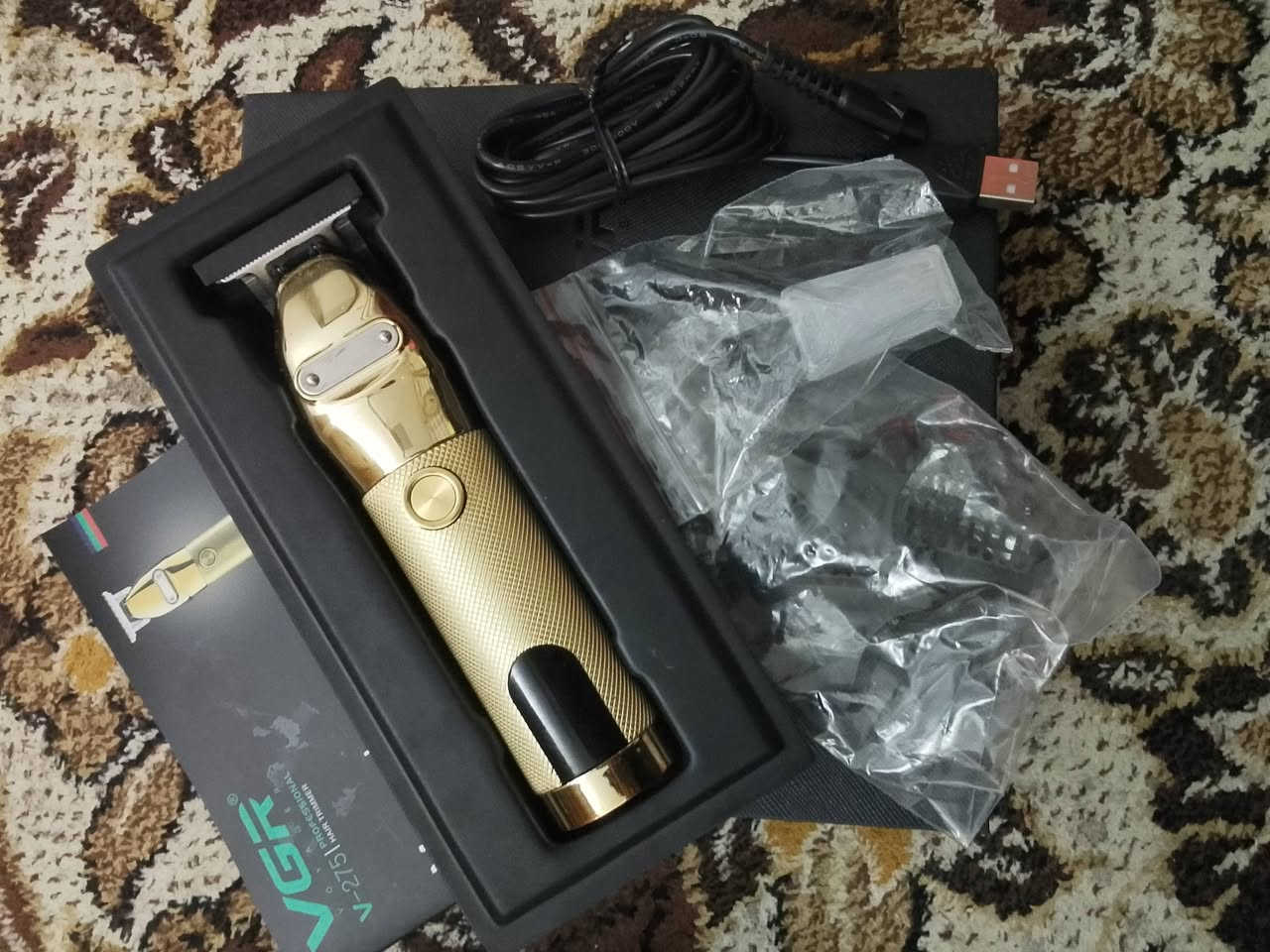 السلام عليكم 
شباب عندي مكاين حلاقة للبيع غير مستخدم
بغداد***********
