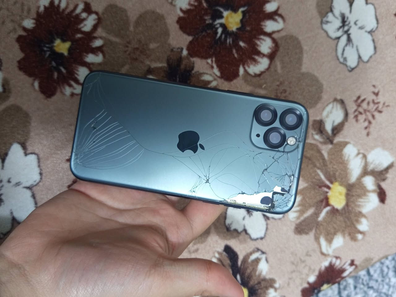 أيفون 11 برو 🥀
ذ64 🥀
بطاريه:- 64 شحن سريع و مايصرف اذا صرف رجعه 🥀

شاشه اصليه:- بس بيها فطر خفيف مايبين ابد بالاستعمال 🍃
•—————————•
ظهر مكسور يحتاج تبديل بس ابد مايحمه 🍃

ببجي 60 فريم 🤍

كامرات فول تصوير ليلي واضح معروف مايحتاج احچي 🤍
•—————————•
(لزكه - كيبل - كفرين - عدسات كامره)

للمراوسس ب (سامسونج حديث - انفنكس - بوكو) 
رمادي الخمسه كيلو 🔥
••• 🤍 شعندك نزل 🤍 •••


**إذا كنت صاحب هذا الإعلان وتريد حذفه لأي سبب، رجاءا أرسل رسالة إلى الدعم الفني**