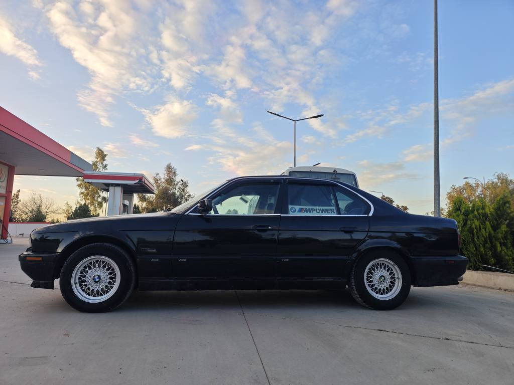 Bmw مودیل 1995 حجم 525
فول فول مواسفات 
رەنگی رەشی قترانە
سڵاید پەردە سوکان کارەبا
ئۆتۆ ماتیک چوار جام کاربای 
تبرید ساردو گەرم مەزبوت
کاربای هەموی بەشەرت
گێرو مکینەو گاردو اکسلی بەشەرت
دەعمو لێدراوی نیە هەموی گیانی بەشەرت
بتاقەی بەنزینی هەیە سەنەویتا 2029 تازیە
 و چوار تایەی تازەی لە ژێرە و بێ تەقەو رقیە
سعری 77 گەڵاو مجال 
ژمارەی خاونی ***********
***********
بیم مودیل 1995 
بدون حادث بدون معجون صبخ عام
مواصفات فول فول 
بردە ..سلاید ..کسنات جلد 
تبرید شغال 
کیجات کلە کهربایات شغال بلادی 
سنویە و هزە جدید
دفتر بنزین بیهی
سعر 77$ مجال بصیط
*********** كركوك, العراق
