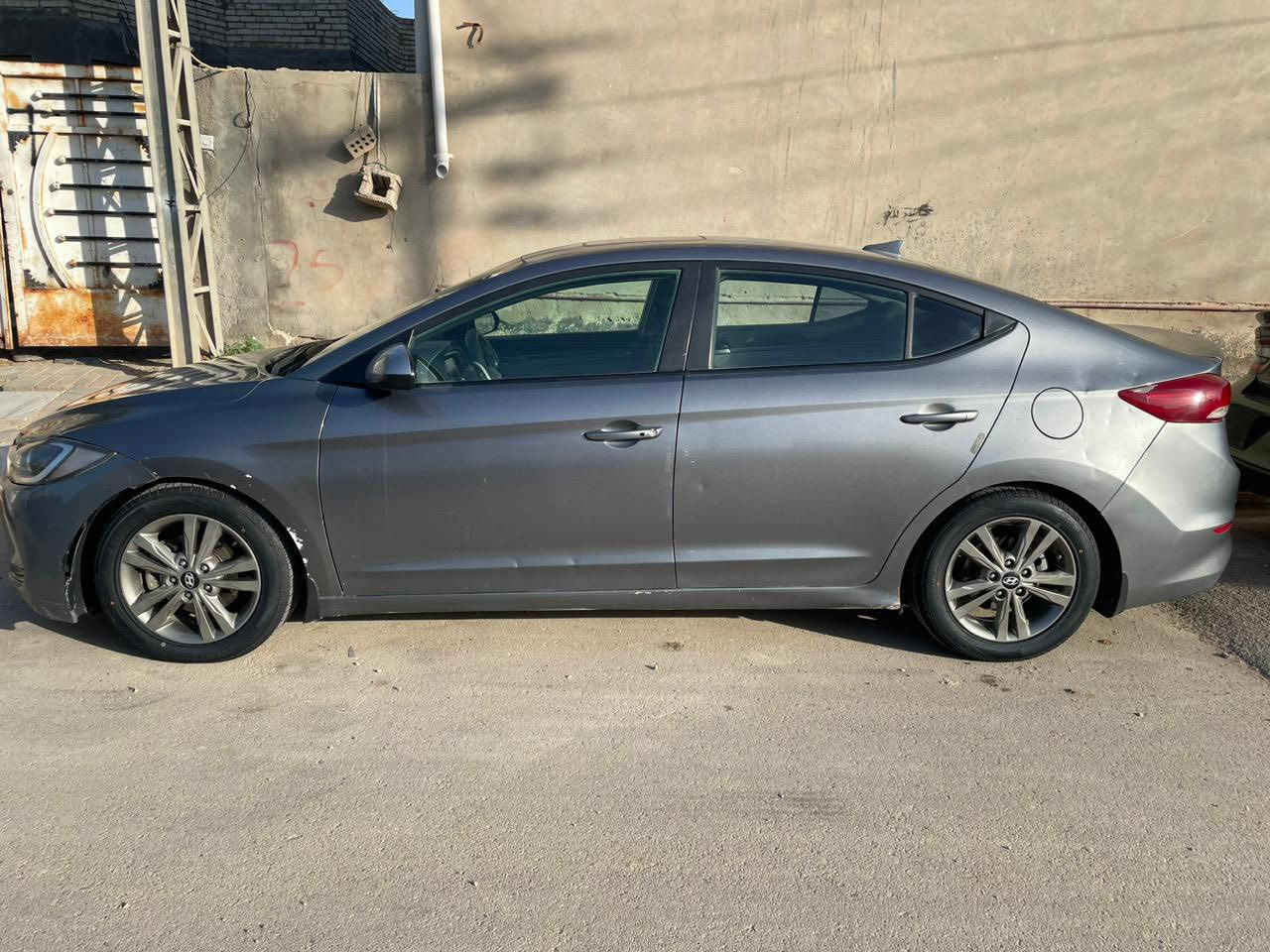 النتره 2018 فول مواصفات
فتحه تنته 
مثبت سرعه 
مانع نزلاق 
تحكم اضائه 
تلث انضمه قياده 
شاشه مسجل بلادي 
رادار جانبي وخلفي 
حساس خلفي وآمامي 
تدفئه كشنات قطعتين 
تبريد قطعتين 
مكينه ما ملعوب بيهه لا تبخر ولا غير شي وگير  خير من الله 

أمريكي  قطعتين سياره بأسمي ما نقصهه اي شي 
***********
***********
