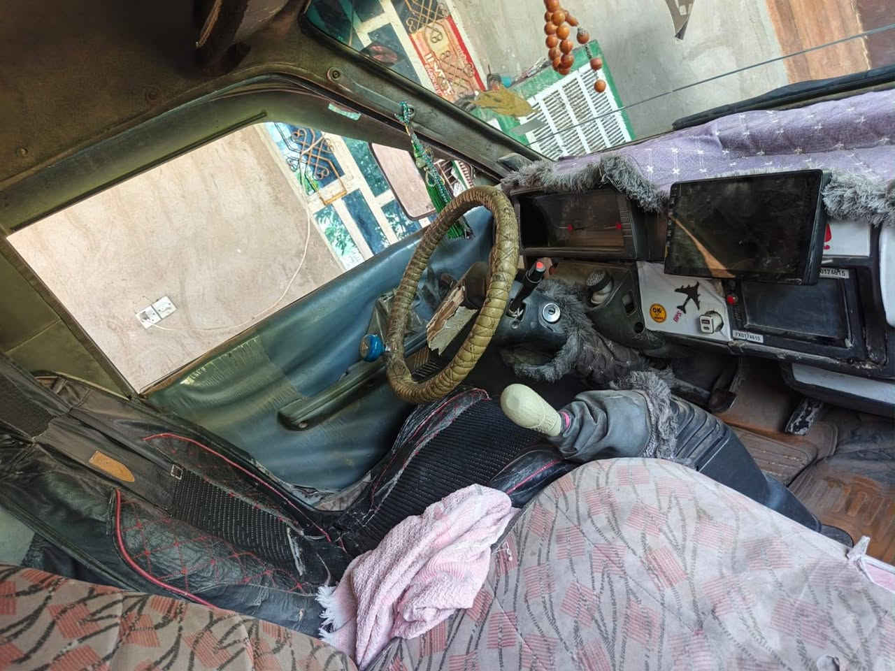 السلام عليكم بستا للبيع
رقم انكليزي حمل سياره حلوه مرتبه 
كير محرك اكسن مكفوات 
للاستفسار الاتصال على الرقم ***********
