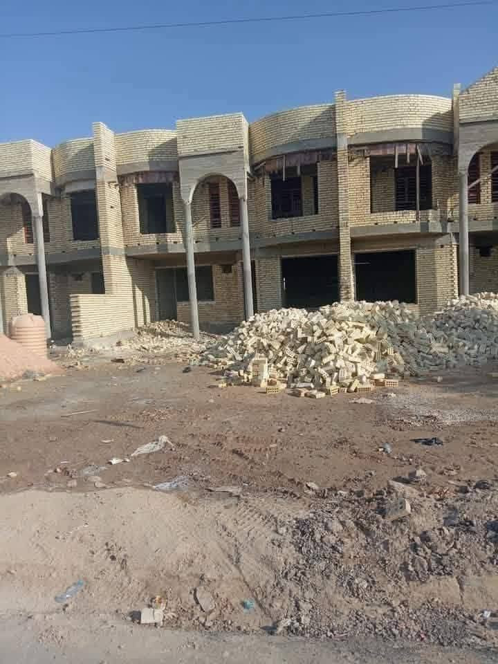 السلام عليكم قطع أراضي للبيع في بغداد منطقة الفحامة قبل الجلاعطة بداية المنطقة بعد جزيرة بغداد السياحية تقريبا ٧ دقايق بالسيارة يصير على اليمين مقابل القصر ليث العبيدي  سند (٢٥)ملك صرف زراعي على طابو الاعظمية ((مساحة ١٠٠٠ متر تقسيم حسب الطلب)) وبيه بناء بيوت سكن المنطقة كامله يعني ماء  وشارع سبيس إنارة الشارع كليتة /مدارس / مستوصف /مركز شرطة / المساحة  ((((( ل ٢٠٠متر السعر ٥٠ مليون ))))) تفاصيل أكثر اتصل بالرقم  // *********** موجود واتساب
