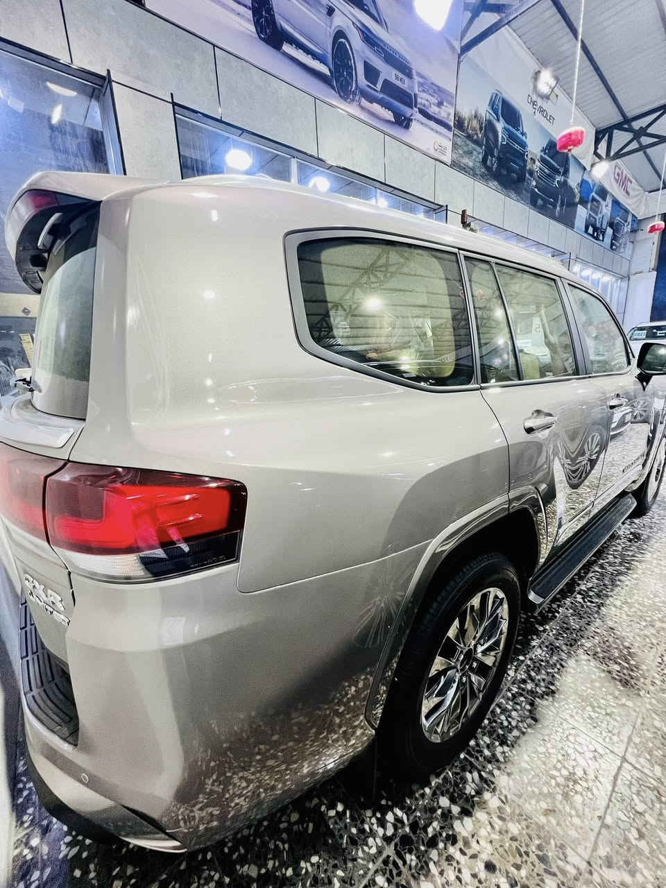 السلام عليكم 

لاندكروز 2025 

فول موصفات لمتد 

ابريم 

ماشية 3000 الف 

العنوان بغداد زيونة مقابل ملعب الشعب 

الاتصال ***********
