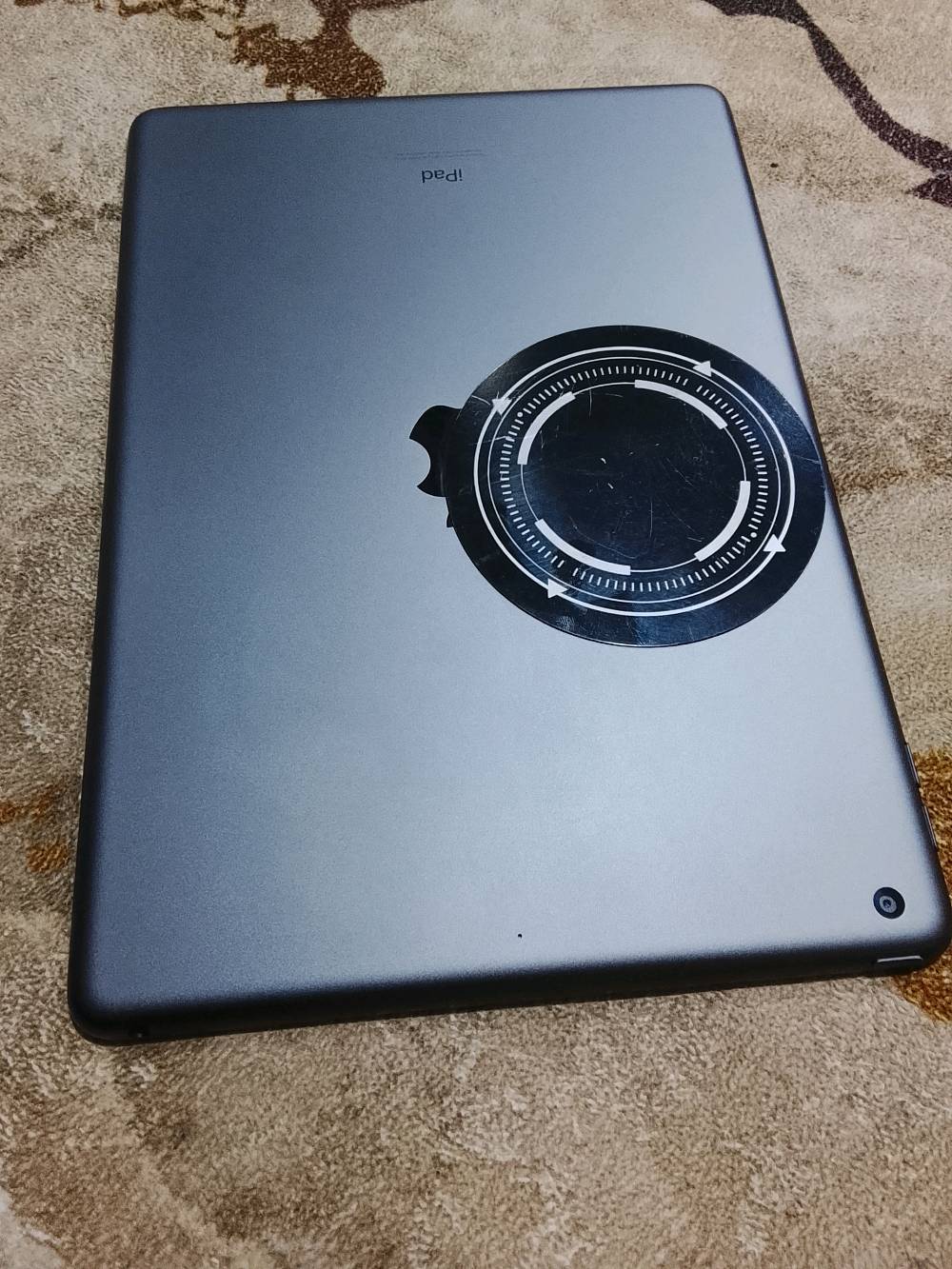 السلام عليكم ايباد 9 مساحة التخزين 64 نضيف وما مفتوح وكدامك موضح النضافه مالته 
**التواصل واتساب فقط 