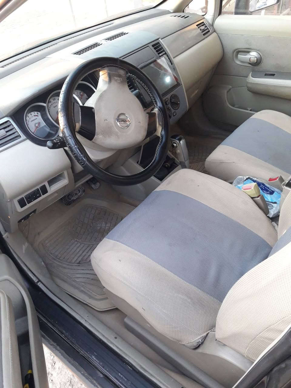 نيسان تيدا خليجي 2009 ( اللون رصاصي) مكينه كير حداديه تخم تاير كله جديد تدفئه تبريد جاهزه سنتر لوك ريموت السياره بلاديه بيه فقط حاملغ امامي بيه تصليح  سنويه جديده هزه جديده باسمي مكان السياره الديوانيه السعر المطلوب 70 وبيه مجال بسيط للاستفسار على *********** و***********
