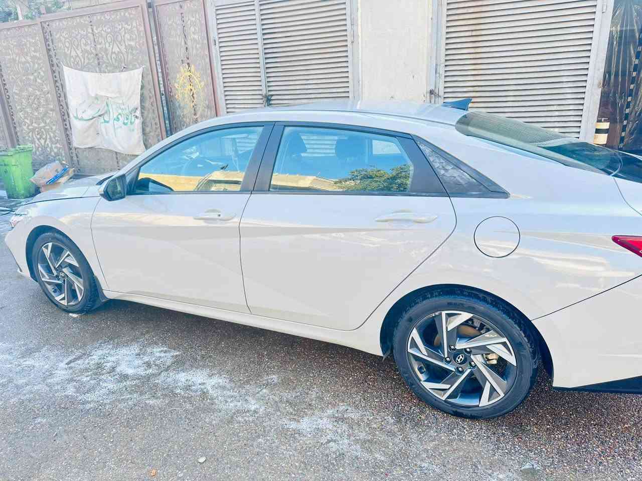 السلام عليكم صلي على محمد وآل محمد سيارة النترة موديل 2024 رقم بغداد المواصفات شاشة إلكترونية رادار امامي و خلفي امريكي محرك 2000 وقود السيارة بانزين السبير ما نازل و بصمة كير مكينة مكفول سونارهة كبالك العنوان بغداد الشعله قطاع 12 رقم الهاتف***********.
