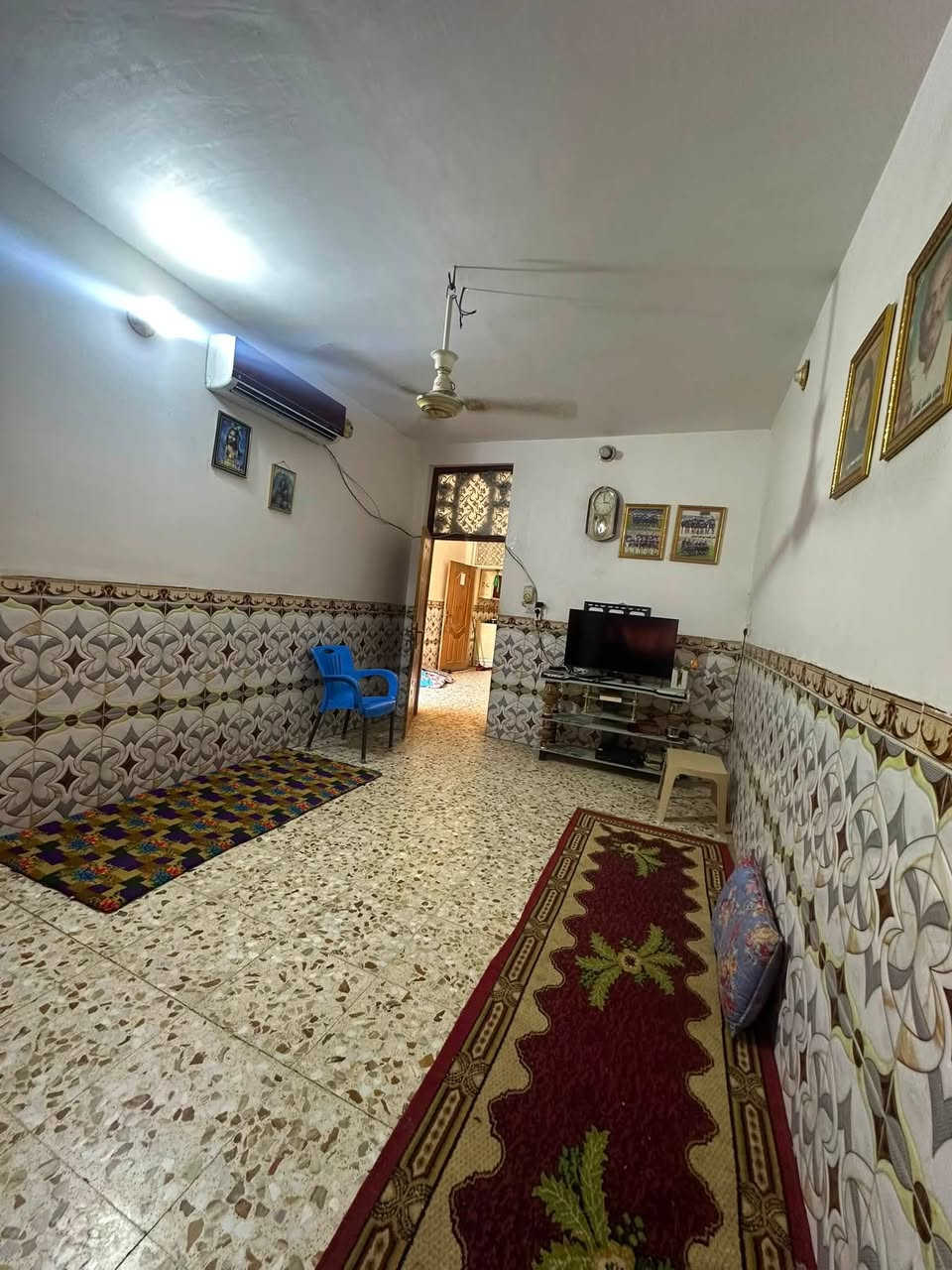السلام عليكم
بيت للبيع طابو صرف مابي نقص مساحته 125 متر 
يحتوي على غرفتين نوم و استقبال و هول ومطبخ و حمام داخلي ويبعد عن الشارع العام مسافه قليله  .. العنوان حله حي العسكري شارع 80  
للأستفسار الأتصال على الرقم ***********
