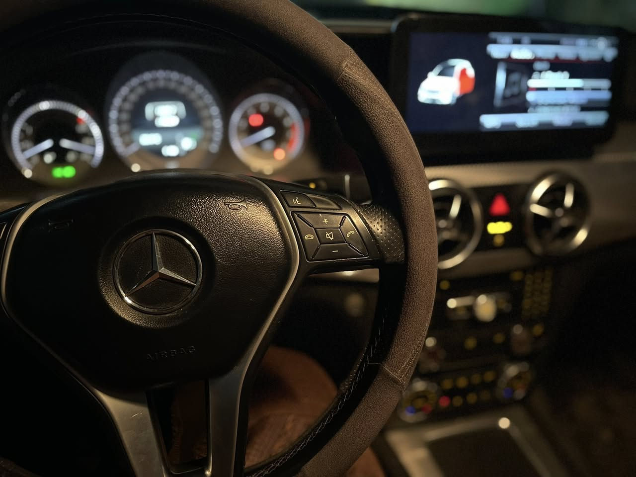 السلام  عليكم
السعر  185 ورقة 
مرسيدس بنز GLK 350
للبيع موديل 2014
رقم بغداد  
السيارة نظيفة جدا خالية من كل نقص 
زيرو مسج
بصمة
داخل اسود جلد 
شاشة تحديث من شركة مرسيدس 
شاشات خلفية
خمس ابواب بصمة 
تدفئة كشنات أمامية
محرك   3500 
6 سلندر
سيدي جنجر 6 أقراص
شاشة كبيرة وسطية وكاميرا خلفية 
حساس مطر
نظام اقتصادي ايكو 
اطفاء ذاتي 
بارك ذاتي عند فتح باب السائق 
ليد أمامي
تحكم ستيرن 
مثبت سرعة 
ويل كب 20
بانوراما 
محرك اقتصادي 
وارد امريكي   ضربتة دعامية ومبدل نفس اللون 
اعلى فئة في glk 
***********
