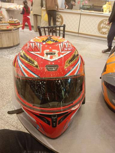 خوذه هيه وسماعته وكامله من يي شي شحنه يبقئ اسبوع كامل سعره 75 وبيه ماجل‏‪0783 833 2419‬‏
