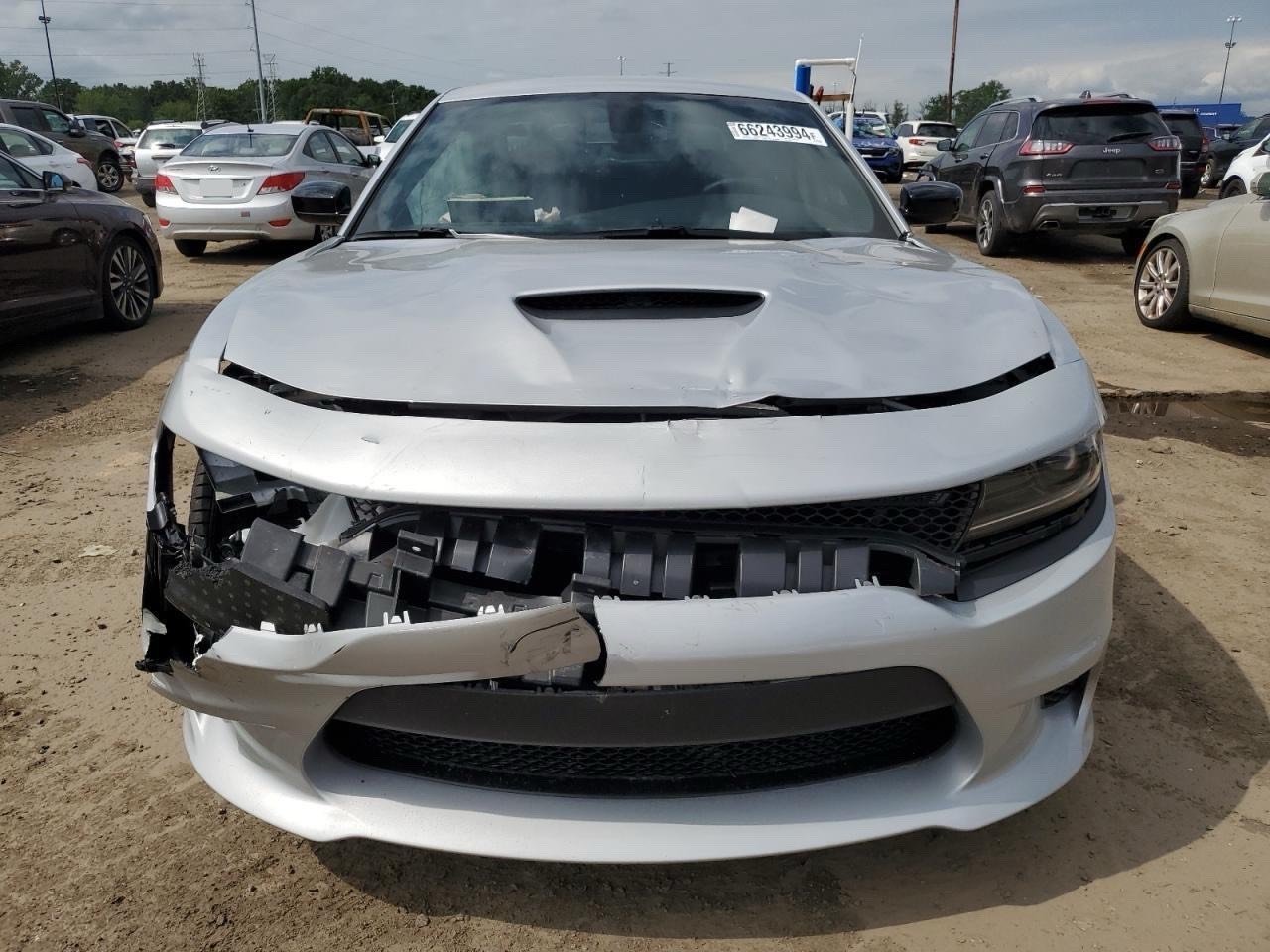 دوج جارجر موديل ٢٠٢٣ لون سلفر Gtرقم بغداد  ماشيه 27الف ميل حادثها موضح بلصور قطعة وحدة فقط  مواصفات الجي تي معروفةً جاهزة من كلشي مابيها اي نقص كلها ع البلاد مكاني بغداد الدورة السعر 255 وبيها مجال للستفسار ***********