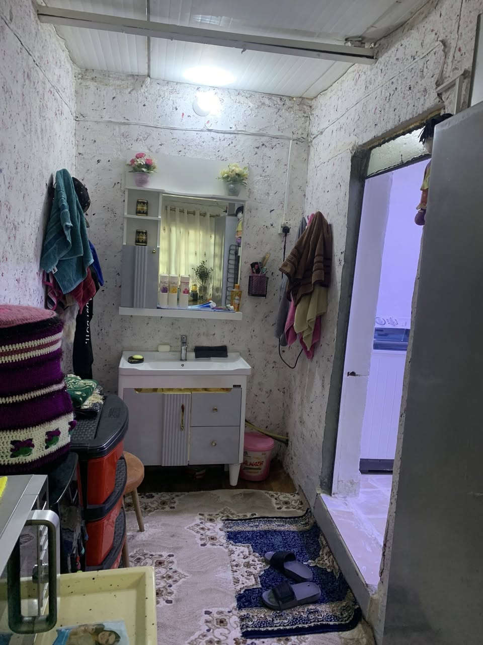 سلام عليكم بيت بـ 120 مقابيل قاعت باور هاوس البيت كلش جبير غرفتين وصاله ومطبخ جبير وحديقه خارجيه والقطعه البصف البيت وياها مساحتهه 70متر وكو مكان وره البيت هم وياها البيت كلش نضيف صبغ ولبخ وبياض البيت بس تجيب غراضك وتخليهن كامل مكمل مكانه حلو .وقريب عليك الصحه. السعر 20 قفل .متواجد فيس واتساب . 0776 874 7650
