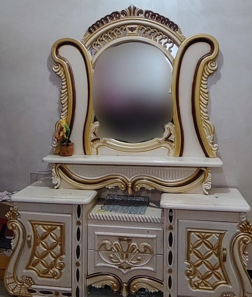 غرفة نوم أوف وايت نضيفة جدا 
كنتور ٦ باب مع الملاحق
زاويه ٣ باب 
ميز مرايا 
كومديات اثنين 
جربايه نفرين كبيره 
للتواصل ***********
