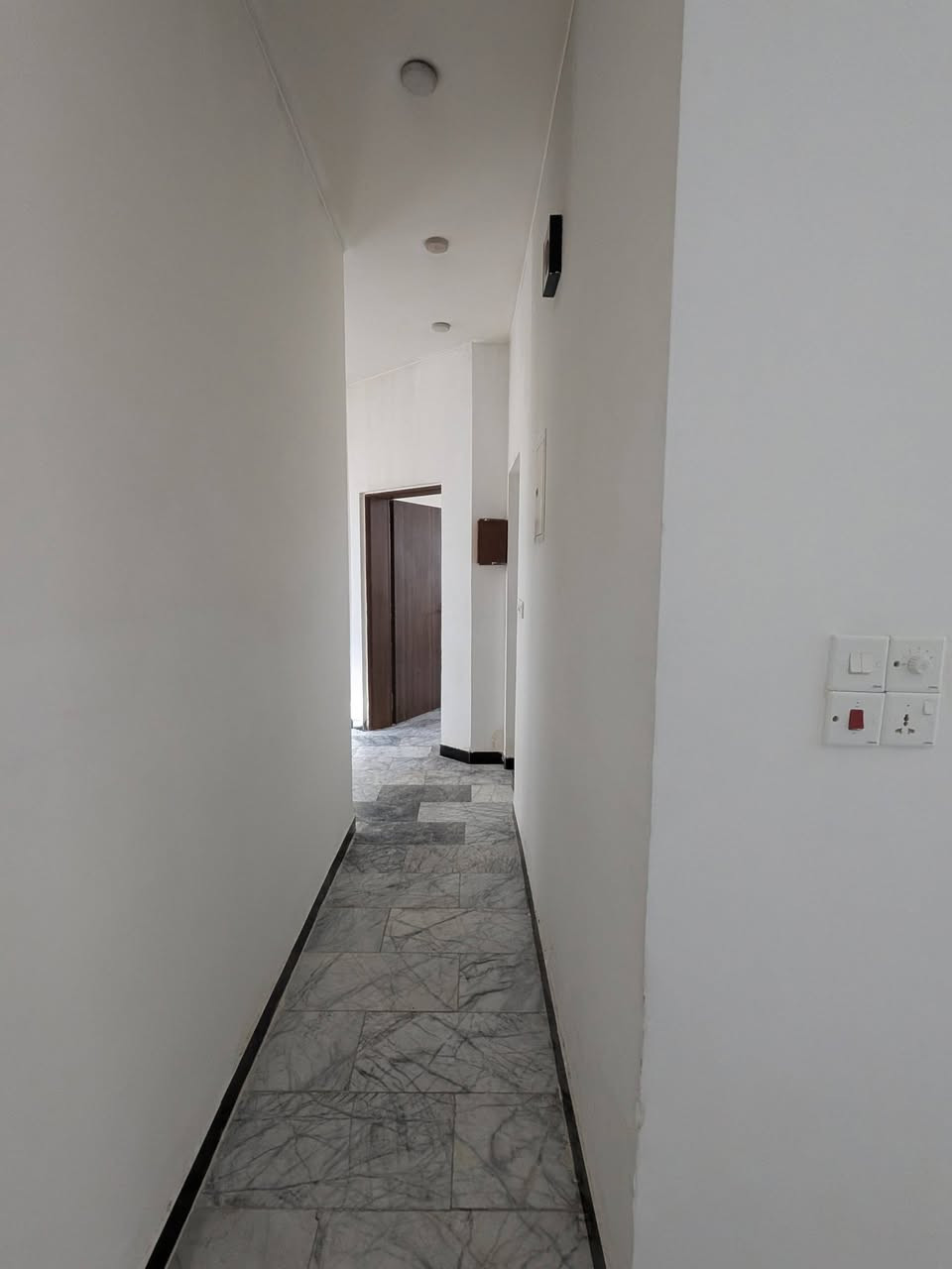 شقه للأيجار .. بدون دلاليه
بنايه حديثه طابق ثاني 

غرفتين هول مطبخ حمام بالكون 

كراده داخل 

***********  عوائل
