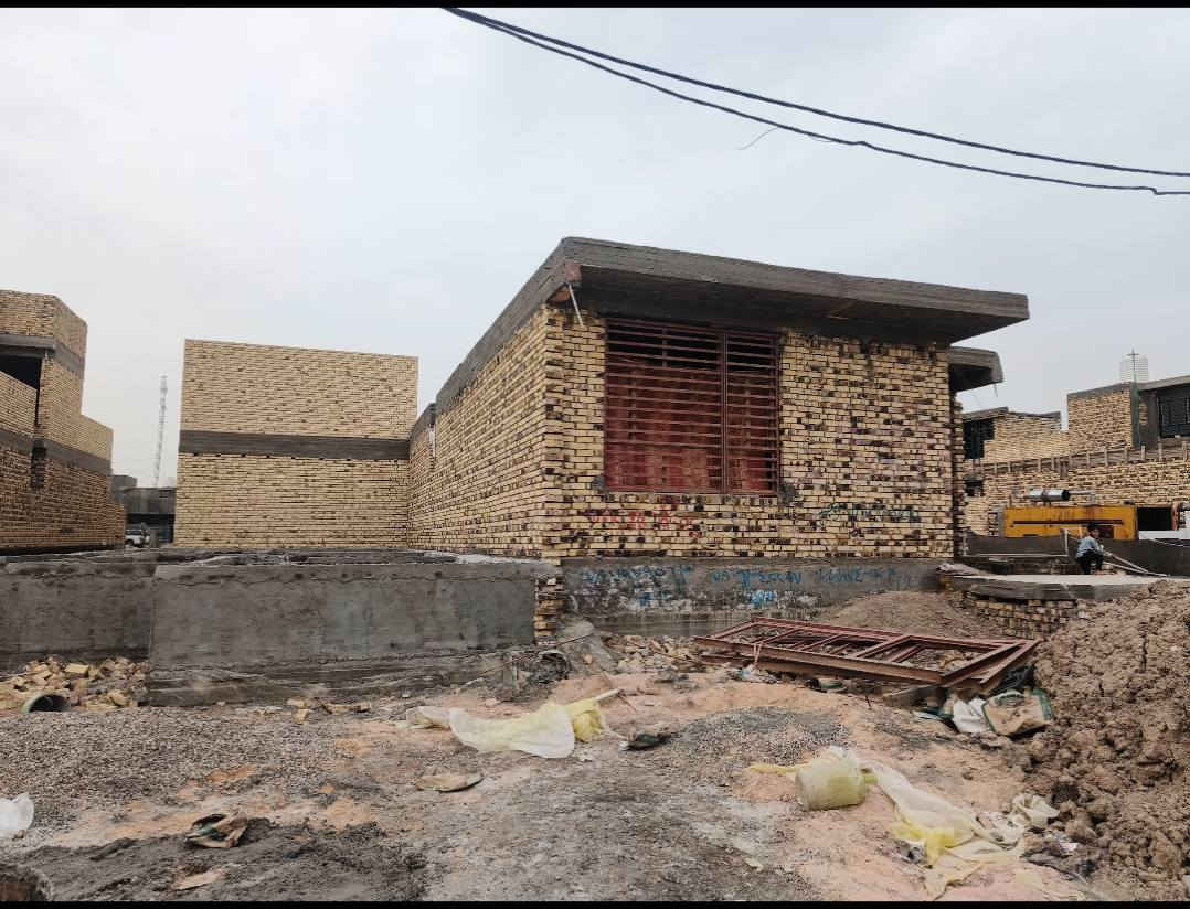 سلام عليكم هيكل للبيع المساحة 180م غرفتين نوم وكلدور وصالة ومطبخ وصحيات مي ومجاري كامل درجة اولى وحدادية كاملة فول ارتفاع البناء 3.60 قريب على شارع 100 بناء درجة أولى تعبان عليه السعر 85 للاستفسار الاتصال *********** واتساب
