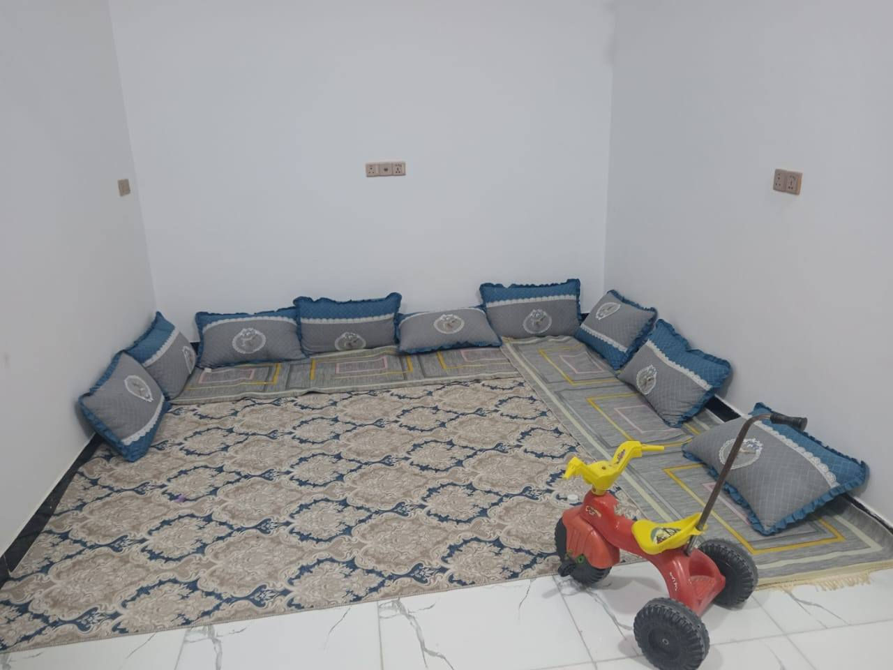 بيت زراعي مساحه 120متر بناء طابوق صب ساقط كونكريت  البيت يتكون كراج واستقبال ومطبخ وصاله وغرفه صحيات داخليه وخارجيه
ومنور وسطح شتايگر المكان ال ابو فياض شارع حسينية علي الاكبر ع .عرض الشارع 8متر سبيس صافي ماكو جار مقابيلك وكافة الخدمات ماي كهرباء مجاري 
***********
