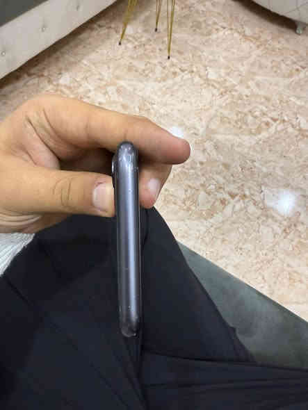 ايفون 11 
ذاكرة 128
بطارية مرفوعة وراجعة ع النسبة الاصلية 79
السعر 200(بي مجال) او مراوس بأيفون ثاني 
***********
