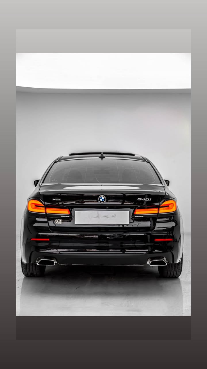 BMW 540i Luxury Pro – 2023
✨ فول مواصفات | كلين تايتل ✨  
عنوان السيارة دهوك والسيارة ممرقمة تترقم بغداد 
للبيع BMW 540i موديل 2023 نسخة Luxury Pro بحالة ممتازة جدًا ، بدون جلخة 
محرك 6 سلندر توين تيربو 
رادار + مساعد القيادة
فتحة سقف
السعر 430 والشراي يتصل على هذا الرقم 
*********** واتساب مفتوح
