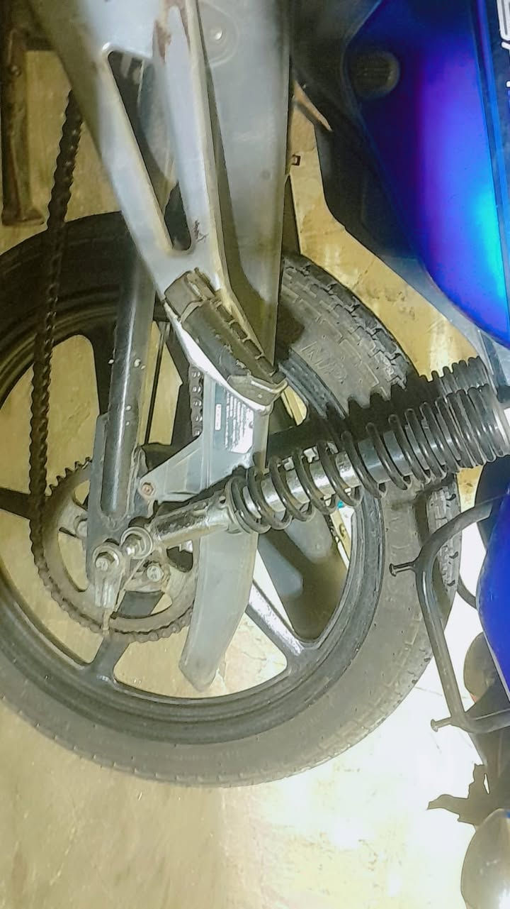 للبـــــــــــــــــــــــــــــــــيع
دراجة نارية من طراز ياماها YBR125.
محرك أحادي الأسطوانة، مبرد بالهواء، رباعي الأشواط، سعة 124 سم مكعب (7.6 بوصة مكعبة).
ناقل حركة بـ 5 سرعات.
نظام تعليق أمامي شوكة تلسكوبية.
فرامل قرصية أمامية وطبلية خلفية.
سعة خزان الوقود 13 لترًا..
للمعلومات وتفاصيل اكثر اتصل على
الهاتف ***********
