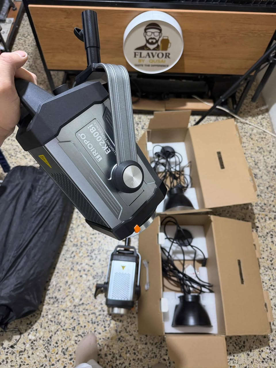 متوفر للبيع قطعتين إضاءة فيديو مستمرة من شركة TRIOPO موديل EK200Bi، خيارك الأمثل لتصوير البودكاست، إعلانات المنتجات، واليوتيوب.
📌 شنو اللي يميز هالقطعتين؟
• قوة جبارة (200W): قوة 200 واط للقطعة الوحدة، كافية جداً لتكون إضاءتك الأساسية (Key Light) وتغطي مساحة الاستوديو بكل راحة.
• ثنائية اللون (Bi-Color): تكدر تتحكم بدرجة حرارة اللون من الأصفر الدافئ للأبيض البارد، حتى تضبط المود السينمائي اللي تريده بدون فلاتر.
• ماونت بوينز (Bowens Mount): متوافقة وية كل أنواع السوفت بوكسات والمشتتات الموجودة بالسوق.
• صامتة وعملية: نظام تبريد ممتاز ومروحة هادئة ما تأثر على تسجيل المايك أثناء تصوير المحتوى.

السعر 500 الف دينار قفل 
المكان بغداد


**إذا كنت صاحب هذا الإعلان وتريد حذفه لأي سبب، رجاءا أرسل رسالة إلى الدعم الفني**