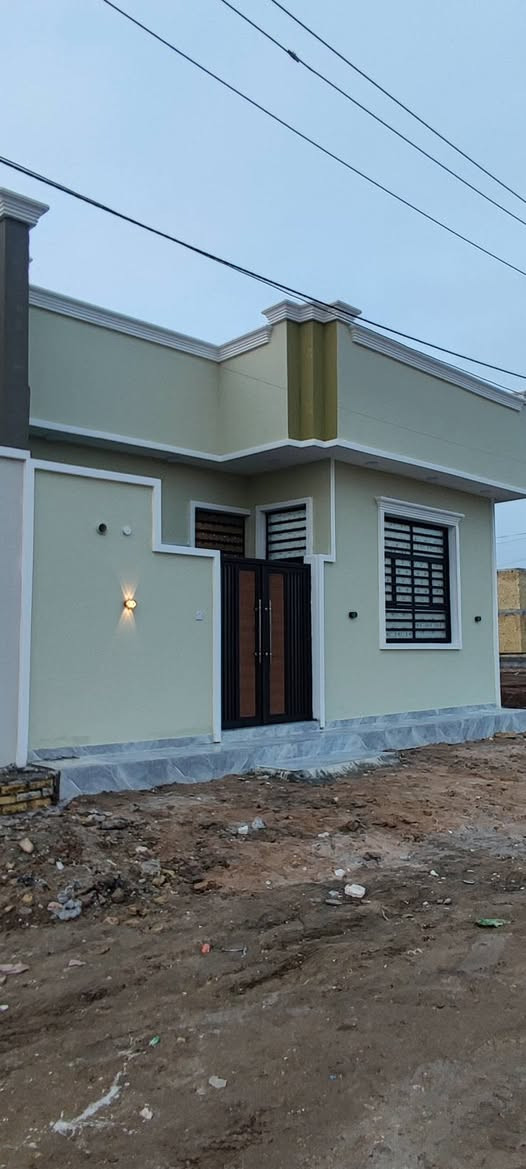 بيت ركن وجهين عله شارع 30
المساحه / 115 متر بالاسكان الصناعي قرب الحولي 
البناء حديث //  يحتوي عله غرفتين نوم وصاله ومطبخ وصحيات داخليه وخارجيه ومنور 
السعر والتفاصيل اتصل ***********
