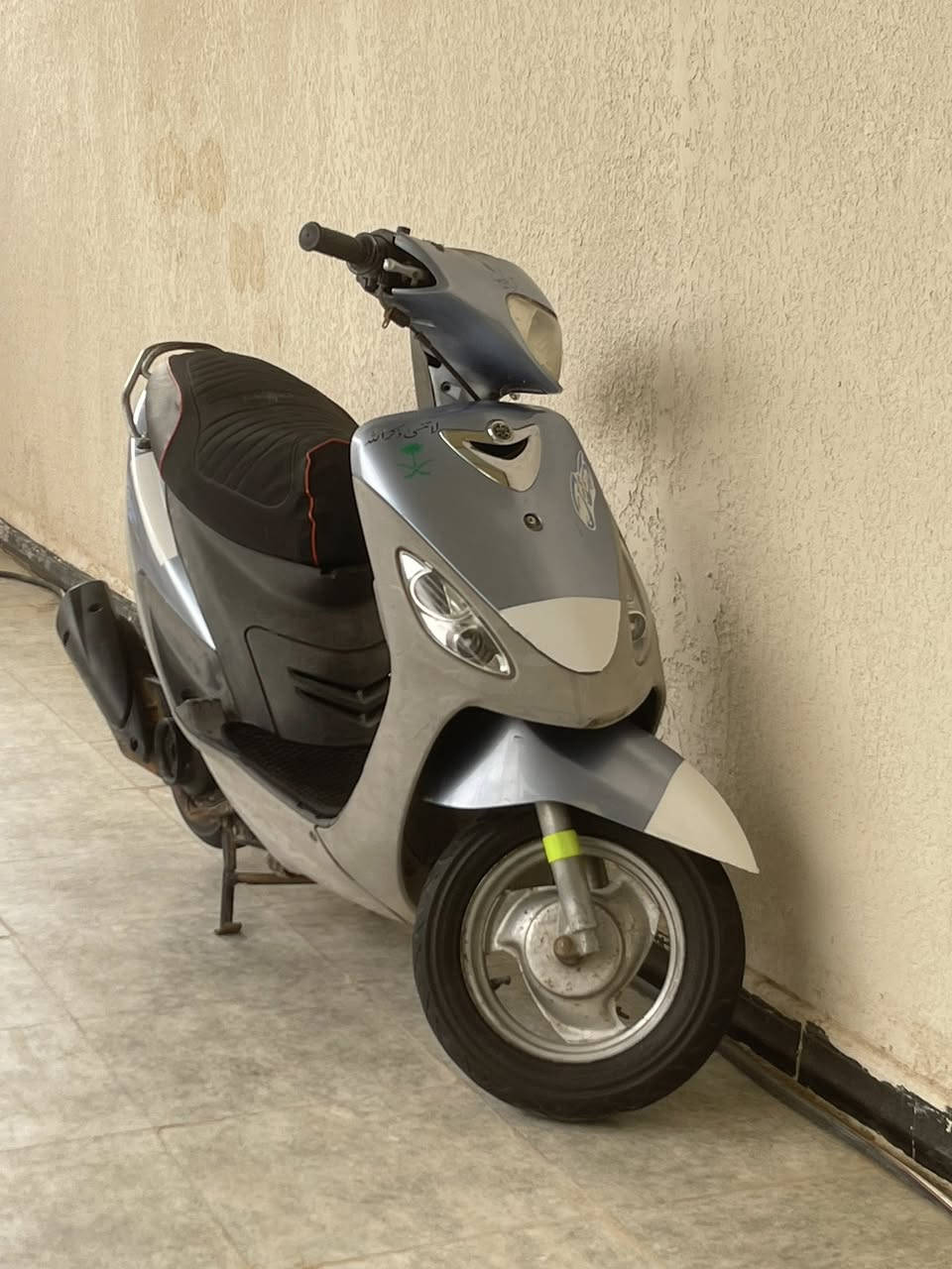 السلام عليكم دراجة قجمه للبيع كفرات ودواخل ومكينه كله ختم واحد مين ماتباوعلهه مختمه دراجه الكزوز جان بي صوت لان ناقص برغي هسه شديتله برغي الدراجه خرسه ماتنسمع تشتغل سلف هندر اشاير يمنه يسره اللايت كدام بس قاعده بالفين ويشتغل بك لايت شغال الما يشتغل بيهه من الكهربائيات هورن+لايت+عداد سرعه فقط شلعه ومعدل توصل ١٢٠ عدله ماتلحكهه رايدهه ب٧٢٥ وبيهه مجال قليل مكان بصره ابي الخصيب شارع الوسطي الرقم ***********
