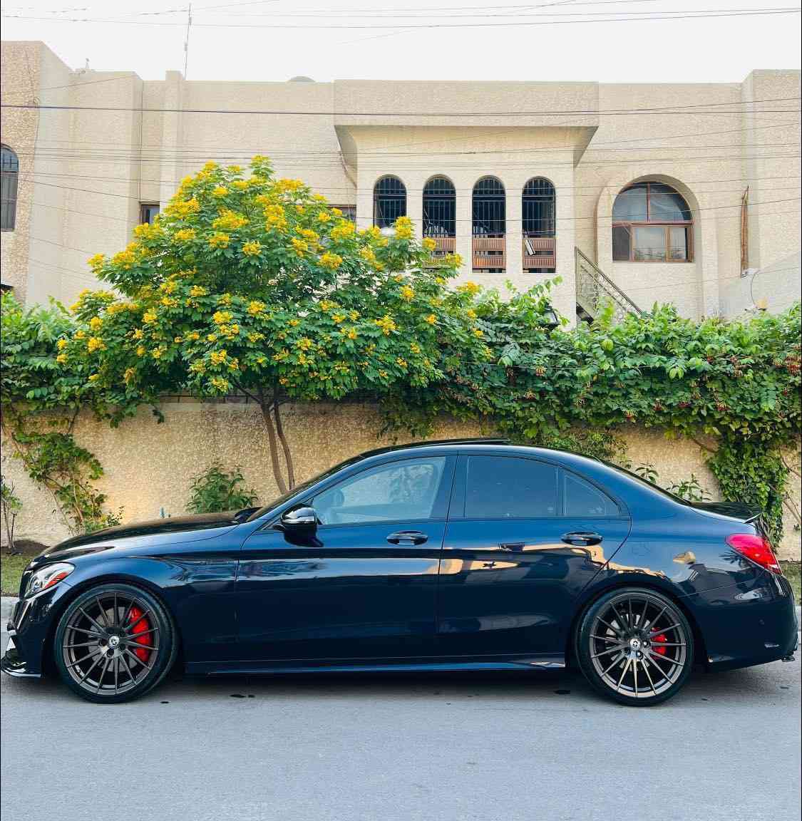 السلام عليكم مرسيدس C300 AMG للبيع موديل 2017 ماشيه 70 اللف للبيع فوول مواصفات للااخير بدون ايرباك 
المواصفات :
(اوردر خاص 4فصوص)AMG بلادي 
كت كامل للاخير 63 
بانورما. دبل ماوس .اوتو بارك قياده اليه . تحديد مسار 
رادار امامي خلفي . نقط عمياء . 6 كامرات 
حساس امامي خلفي 
جنطه كهرباء اوتو 
سماعات برايمستر 
داخل 64 لون 
لايتات زنون ( دبل عدسه داينمك متحرك بلادي ) 
كشنات تدفئه + كهرباء خزن ميموري 
داخل بيجي بلادي 
 

(ملاحضه بيها باب صبغ فقط ) ومكانين بارد صغار بدون ايرباك 

📍مكان السياره بغداد  حي الجامعه 
(السعر 23 )      
*********** متواجد خاص واتساب  بيع او مراوس حسب الرغبه
