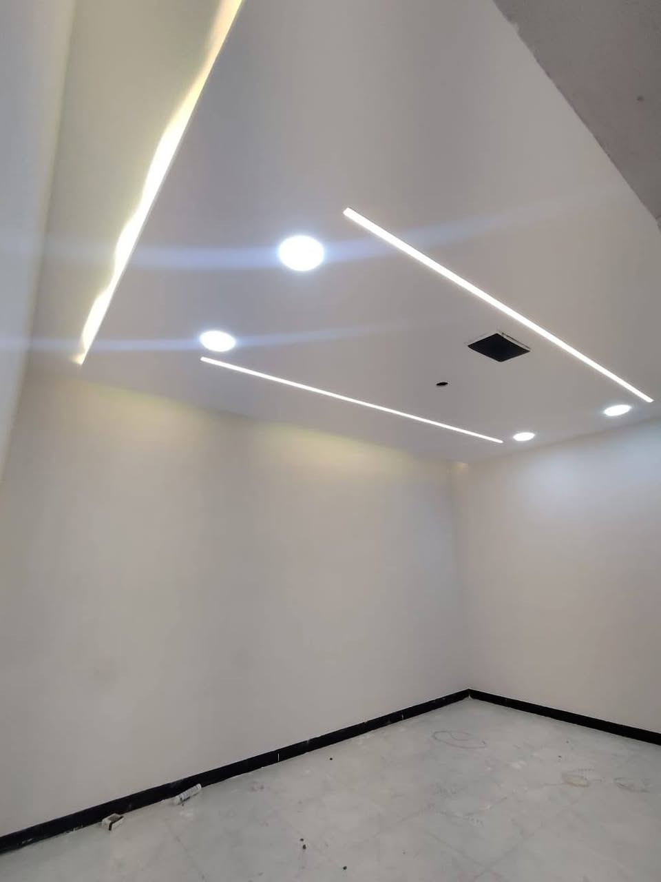 🛑 عروض مكتب الاستثمار للعقار  🏢

🛑 دار للبيع في مزارع زيونه المقابله لحي الفلاح الثانيه جمعية 
      العدل قريب من شارع الضغط العالي  .

🛑 مساحة الدار ( 106 ) متر طابقين بناء حديث تسليم فوري زيرو .

🛑 مساحة الواجهه ( 5.30 ) متر .

🛑 خدمات كامله /  ماء / كهرباء / تبليط  .

🛑 اتجاه الدار غروب  .

🛑 سند الدار جمعية ومعاملة البلديه مسلم فيه كرت .

🛑 الطابق الاول يتكون من :
      كراج + استقبال + هول داخلي + غرفة نوم عدد ( 1 ) + مطبخ + 
      صحيات داخل الدار و خارجه + مناور اناره .

🛑 الطابق الثاني يتكون من :
      هول داخلي + غرف نوم عدد ( 2 ) + صحيات .

🛑 للاستفسار عن السعر وباقي التفاصيل اكثر الاتصال على الأرقام 
      التاليه او مراجعة المكتب في مزارع زيونه :

      ***********         /         ***********

🛑 اضغط على زر المتابعه ليصلك كل ما هو جديد من عروضنا .

🛑 عنوان المكتب الموصل /  مزارع زيونه المقابله لحي الفلاح الثانيه 
      قرب مولدة مزارع زيونه .

🛑 نستقبل كافة عروضكم التجاريه والسكنيه والزراعيه والجمعيات .
