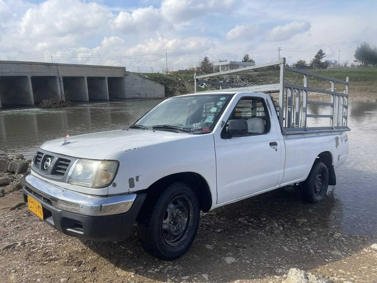 نیسان. ٢٠٠١ تەبریدە. پاوەر. نیە. مەکینەو. گێرو. ئەکسلی. بەشەرت.  مەکینەی هەرچەن پێی برۆی.  رۆن.  کەم ناکات
   
هەیکەلی.  زۆر جوانە. نەتەپیوە.  
بۆیاخیشی یەک بستی. هەیە.  بەلام. بۆیاخی تەنکە. هەلیداوە. 
ناو دەری جوانە.   ئارمی پلاستیکە.  سەنەویشی لەگەلایە. بەشەرتی. حاسیبەو. خەرامە
***********
