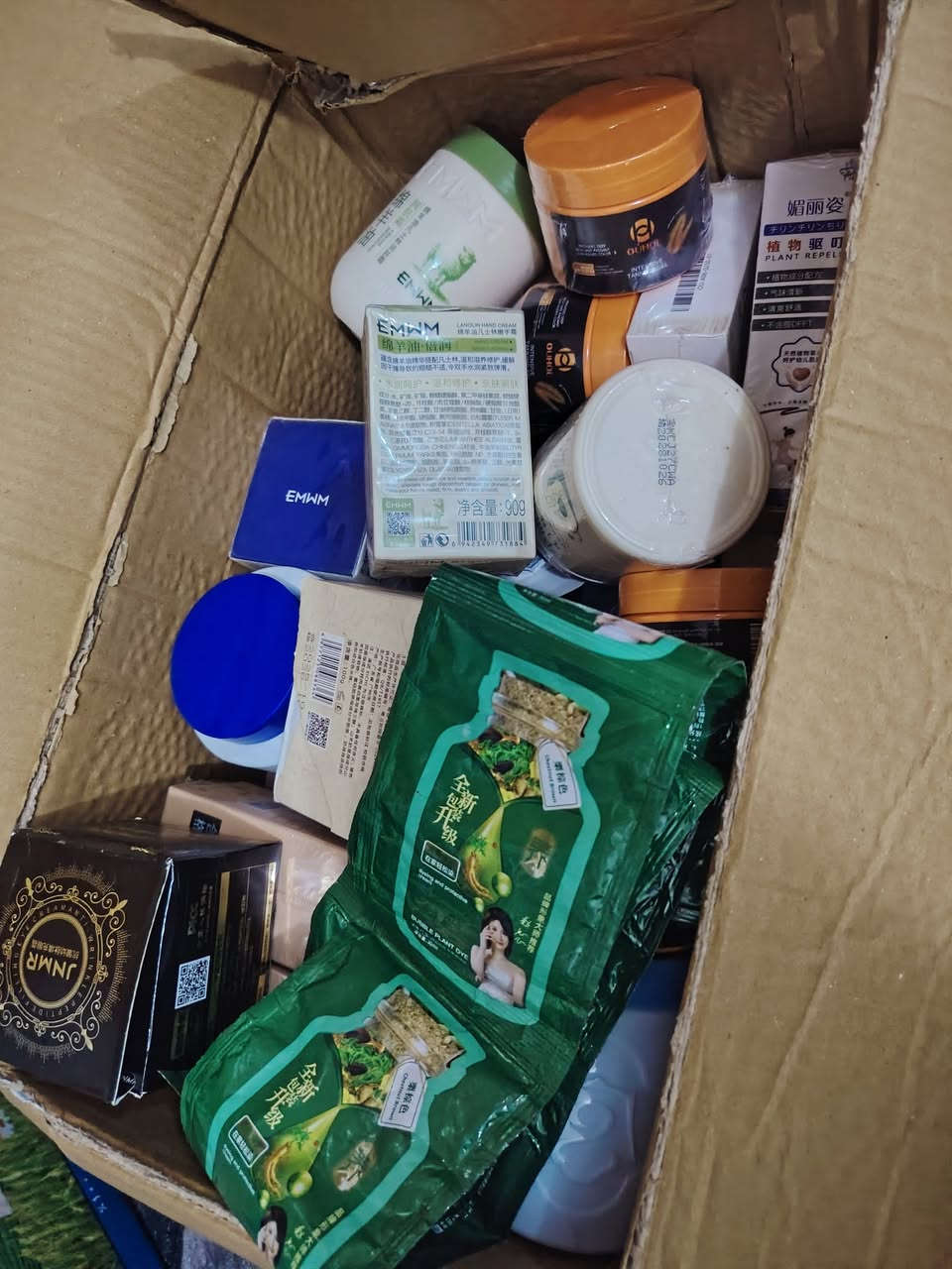 شلعه عنايه من 35 قطعه وبيهه خير من كريمات سيرومات وكسباير 2028
وباقي اقنعه بشره ماعرف كم قطعه صراحه هواي 
كلهن ينباعن شلعه ع اول تم 50 الف


**إذا كنت صاحب هذا الإعلان وتريد حذفه لأي سبب، رجاءا أرسل رسالة إلى الدعم الفني**