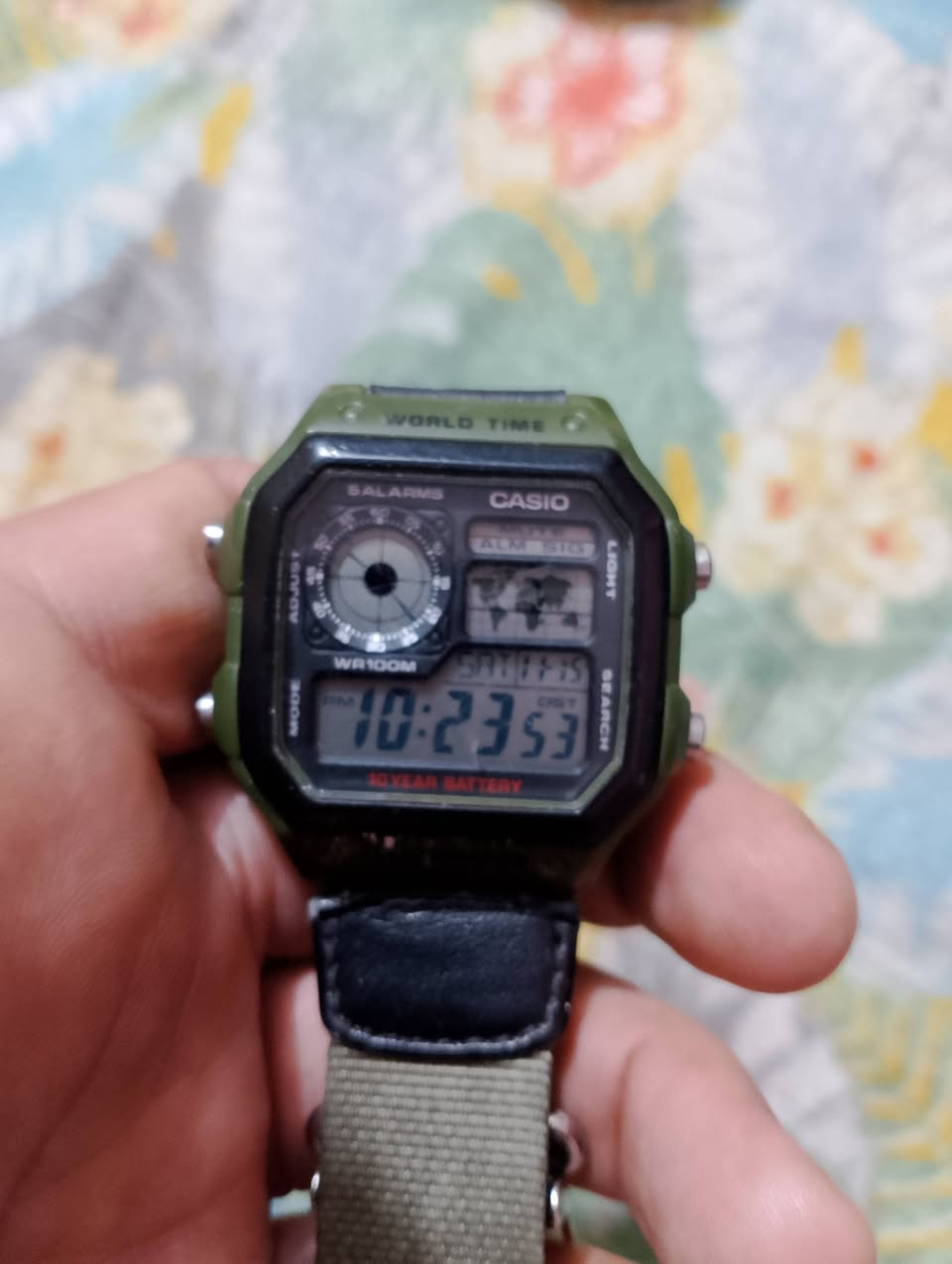 ⌚ ساعة كاسيو عسكري خريطة (Casio AE-1200WH – World Time)
تحفة عملية وأيقونة كاسيو المشهورة باسم (Royal).
 المواصفات:
شاشة رقمية متعددة الوظائف.
عرض التوقيت العالمي (31 منطقة – 48 مدينة).
5 منبهات + منبه غفوة + إشارة رأس الساعة.
ستوب ووتش بدقة 1/100 ثانية (حتى 24 ساعة).
تايمر عكسي (حتى 24 ساعة).
إضاءة LED خلفية (Illuminator).
تقويم أوتوماتيكي كامل لغاية 2099.
صيغة 12/24 ساعة.
مقاومة ماء 100 متر (WR100M).
هيكل راتنج خفيف الوزن ومتين.
بطارية عملاقة تدوم حتة 10 سنوات


**إذا كنت صاحب هذا الإعلان وتريد حذفه لأي سبب، رجاءا أرسل رسالة إلى الدعم الفني**