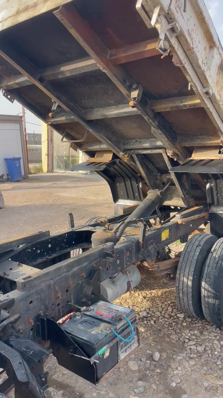 السلام عليكم  كنتر ازوزه قلاب 
موديل 92 
رقم بغداد بسمي تحويل مباشر 
محرك 105
بدون تبخير وتنقيص  
غماره معمره 
بدي مكفول 
شاصي مكفول 

سعر 70 بيه مجال بسيط 

رقم ***********
