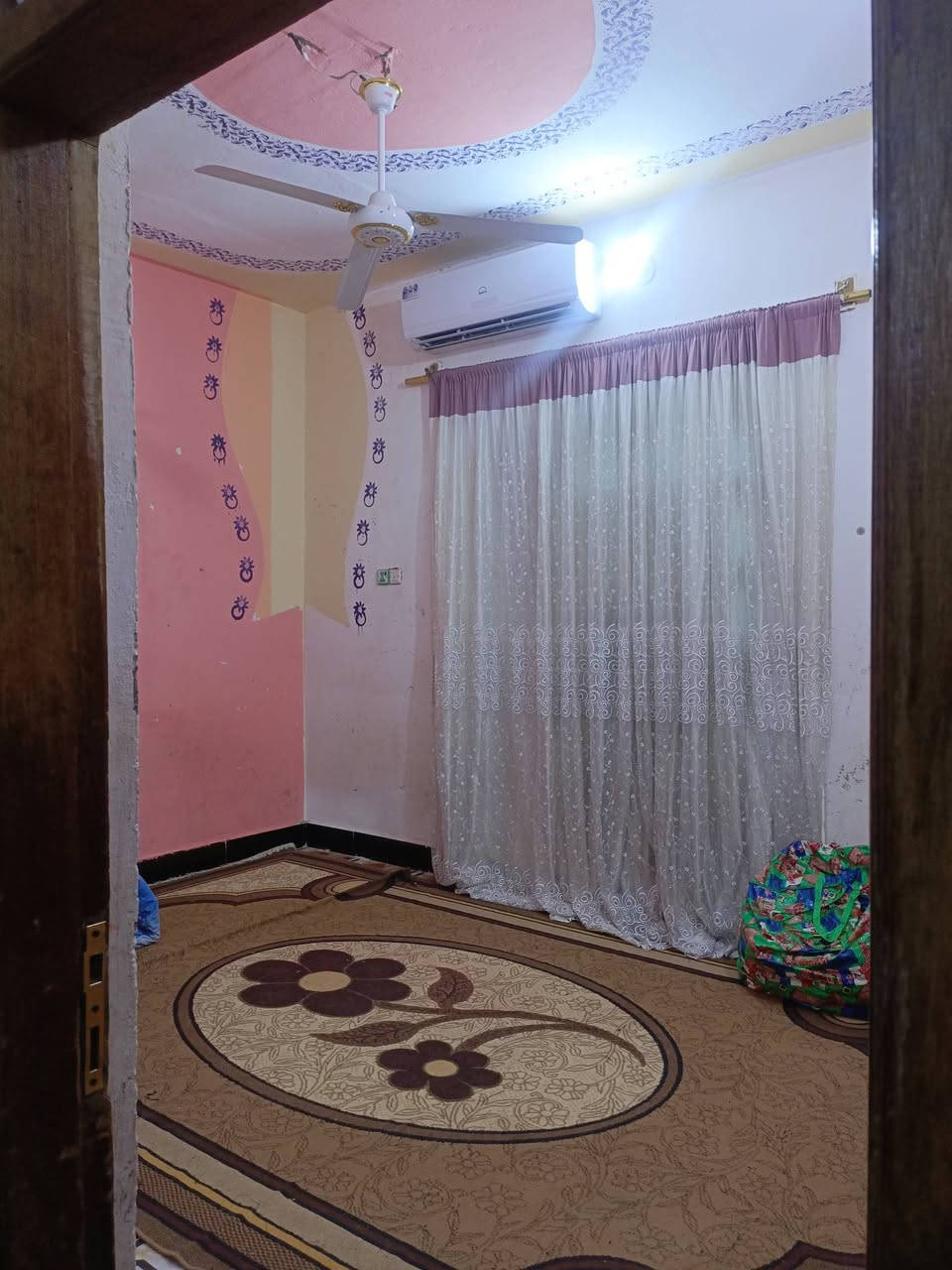 السلام عليكم بيت للبيع 200 متر طابو صرف بحي الفنانين يحتوي على غرفتين وصالة ومطبخ واستقبال يحتاج ترتيبات بسيطة بس 
للتواصل والاستفسار *********** موجود واتساب 
السعر 125
