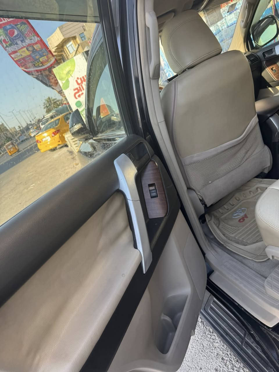 السلام عليكم..
سيارة برادو لون اسود موديل ٢٠١٢ سبعة راكب  ستة سلندر بصمة تشغيل رقم بغداد باسمي تبريد بيها بارد بالباب الخلفي وصبغ قليل جوة قبق البانزين موجودة الصورة قبل الصبغ وجزء من الدعامية الخلفية والأمامية تاخذ عالسونار تبريد شغال تايرات جديدة هسه شادهن سعرها ٢٤٠ يعني شدتين واربعين ورقة قابل للتفاوض للاستفسار اكثر الاتصال ***********
