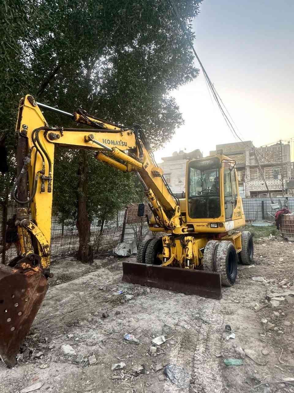 سلام عليكم للبيع حفاره كوماتسو مديل 2002 رقم سليمانيه محرك مضخه مامفتوح. مىسسه نقار كماشه تخم تاير جديد مكينه جاهزه للعمل. مكان بغداد. الشراي يتصل ***********
