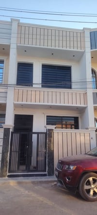 🏡 للبيع – بيت سكني مميز  📐 المساحة: 70 متر مربع 🛏️ 3 غرف نوم 🚪 يحتوي ا...