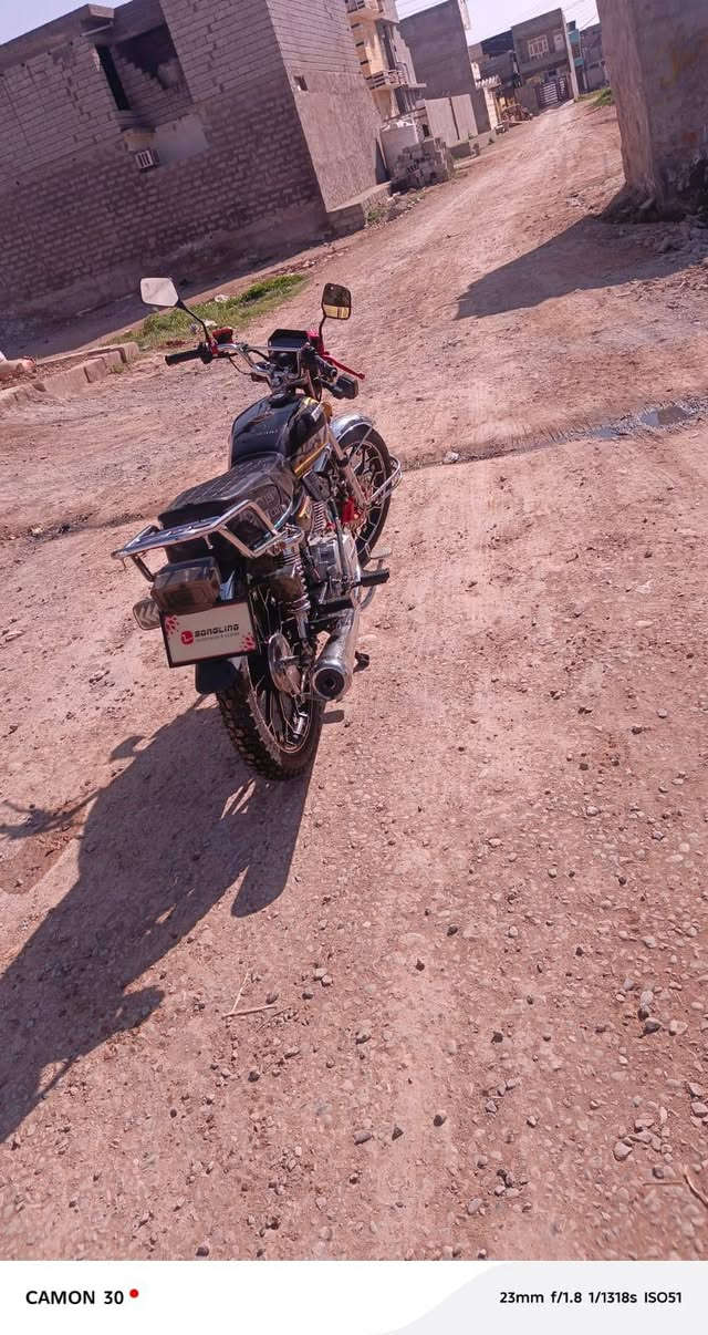 السلام عليكم دراجة سيفان موديل 24 الدراجة مابيها اي نقص  كهربائيات  كلها شغالة ماشية 5الاف حقيقي الدراجة انظف من الصورة محرك مكفول شرط سبانة ما محطوطة عليه السعر 650 وبيها مجال بصيط  رقم الهاتف ***********
