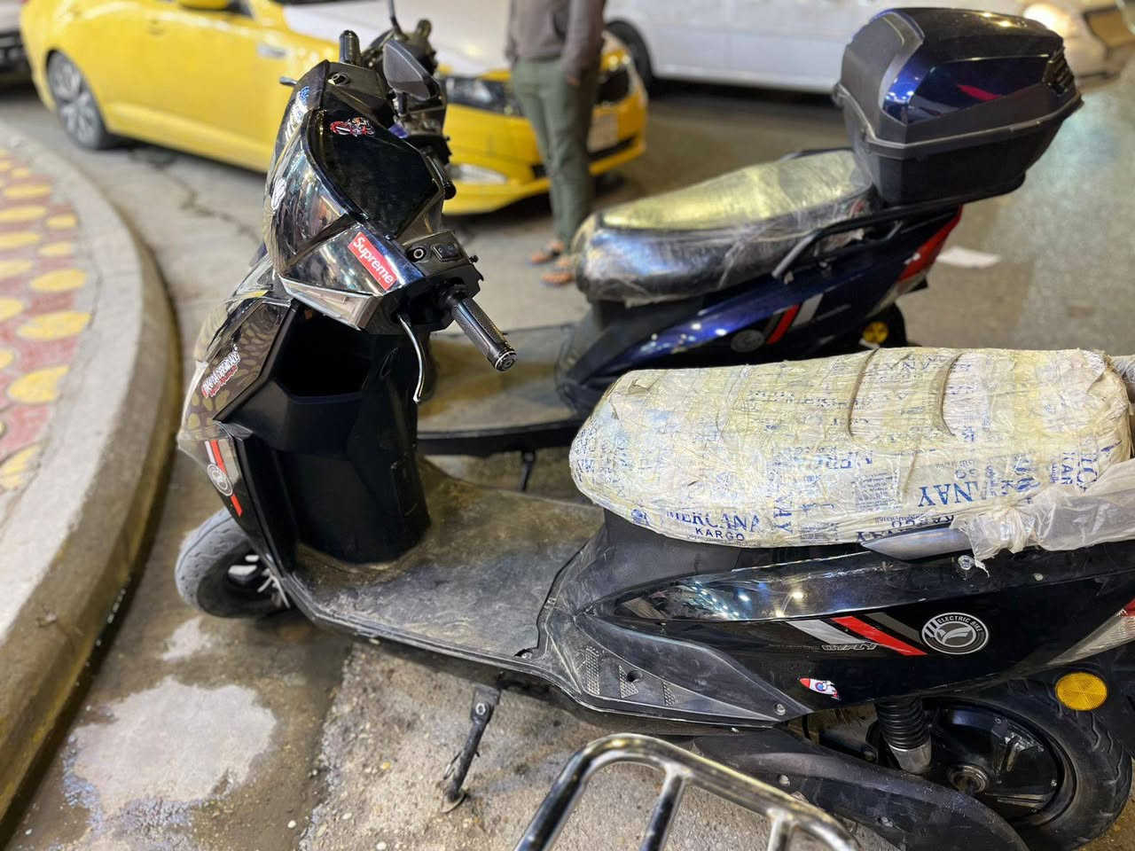 موطورات شحن للبيع. الاسود. 400. نيلي 450.  تواصل عل رقم. *********** كلشي شغال مستعجل عل بيع الشراي خاص او رقم
