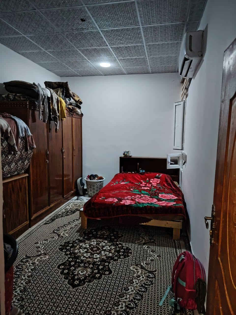 السلام علیکم بيت في حي المثنى خلف الخضراء مساحه البيت 175 متر طابق اول يحتوي على غرفتين نوم وصاله واستقبال ومطبخ شارع 20 للبيع فقط للاستفسار الاتصال على الرقم ***********
