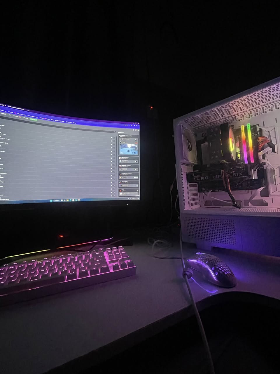 (CPU): AMD Ryzen 5 7600 BOX
(GPU): PNY DUAL RTX4060 8GB
(M.B): ASUS PRIME B650M-A WIFI
(RAM): Corsair Vengeance RGB PRO SL 8 DDR5
3600MHz
(Storage): Lexar NM620 500
(Cooler): Cooler Master T620S

الشاشة 
• FreeSync Premium
• HDR 10
• 165Hz
• 1ms
• 2560 × 1440 (QHD) • Curved

الملحقات :
سماعة Redragon H510 Zeus
كيبورد Redragon K552 Kumara (أبيض)
ماوس ألعاب Redragon M808 Storm (أبيض)
سبيكر Redragon GS560 Adiemus RGB

كل كراتين القطع موجوده 
ملاحضة عندي رام ثاني DDR5 8g يمكن بس مشكله هم تاخذه ويه الجهاز 

مكاني البصره 
1,550,000 د.ع
*********** واتساب 
 *********** اتصال
