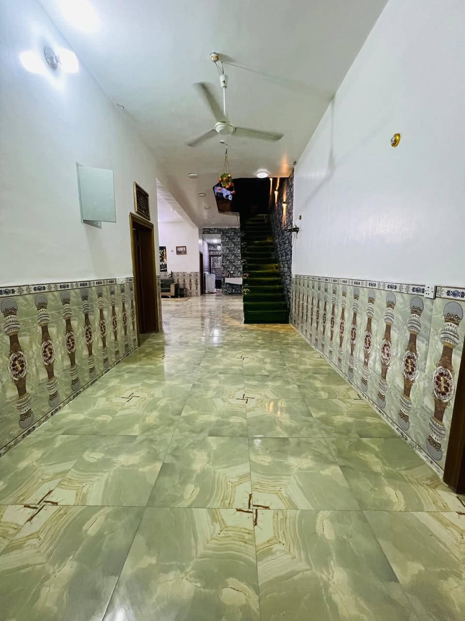 السلام عليكم ورحمة الله وبركاته

دونم طابو زراعي سند 25 
على طريق الزوار (طريق كربلاء طويريج) قرب عمود 268

الدونم مخدوم جداً ويحتوي على عدد كبير من النخيل 
تتوفر به ماء إسالة + ماء سقي 
يحتوي على دار بمساحة 400 متر تقريباً 
الحديقة الأمامية بمساحة 400 متر وأكثر 
الإستقبال 12 متر في 5
وصالة كبيرة 8 متر في 6
ومطبخ 6 متر في 5 
وغرف نوم عدد 2 ،  5 متر في 4 (غرفة سويت) 
ومجمع صحي 
الأرضية بورسلين درجة أولى 
كذلك توجد صحيات خارجية للزوار عدد 3

علماً ان الدونم ييعد عن الشارع الرئيسي (طويريج كربلاء) مسافة كيلو و200 متر تقريباً (الشارع تبليط)، وعن التبليط الفرعي مسافة 60 متر تقريباً . 

له طريقين .. 
الاول من قناة كربلاء
والثاني من طريق كربلاء طويريج 
للإستفسار الإتصال على الرقم + متوفر واتساب 
*********** إشارة الأصدقاء  الجميع
