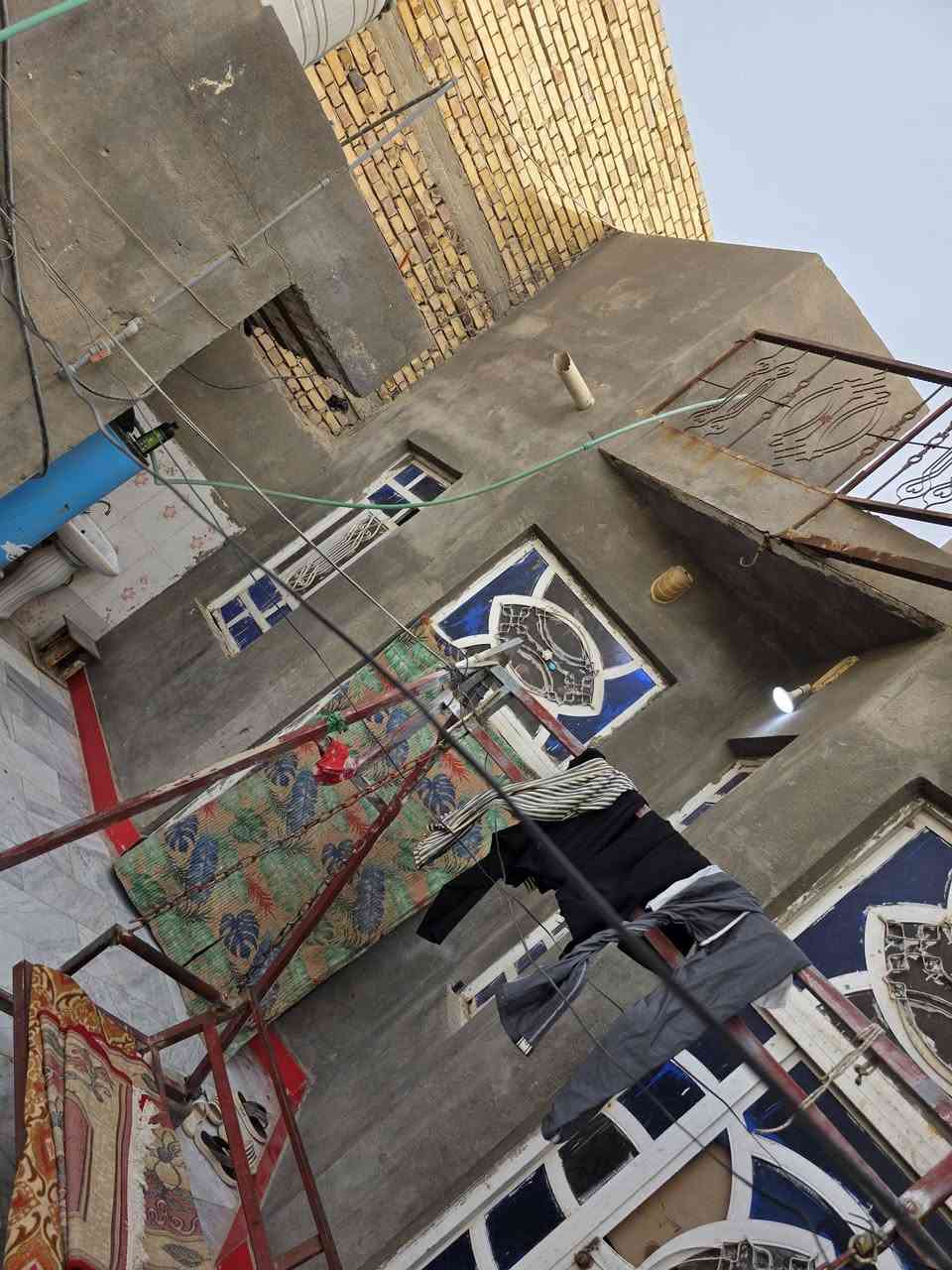 السلام عليكم للبيع دار سكن مساحه 200م الحي العسكري شارع المصفيه قرب بيت ابو فضل علاء الجادر بناء حديث فرمستون عكاده عوزه بس صبغ ستفسار ***********
