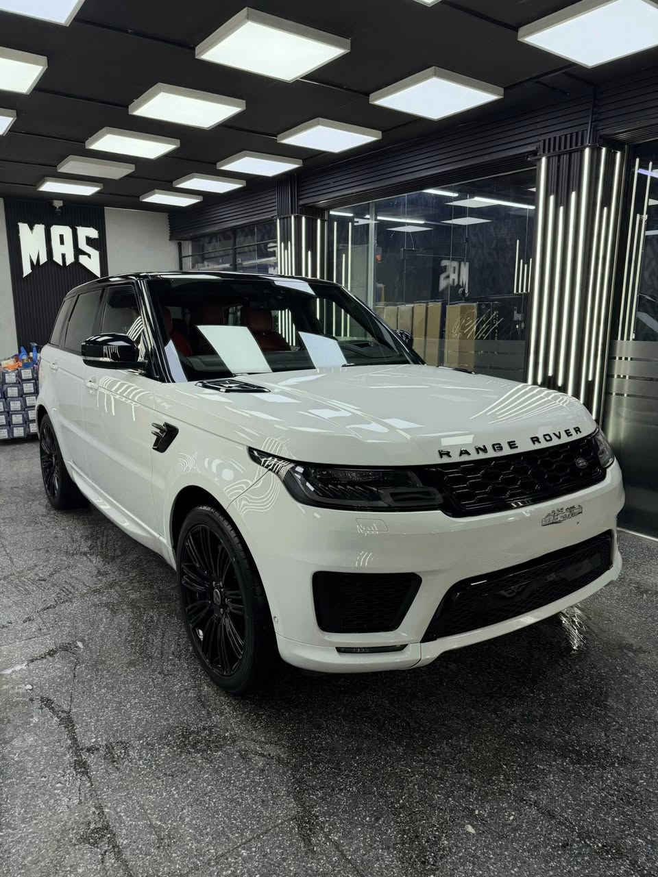 اجدد و ارخص رانج سبورت بالعراق كلة 🔥
2020 امريكي فول مواصفات داخل احمر 
السيارة ضررها من امريكا بنيد مبدل نفس اللون السيارة كلها مكفولة من الصبغ و البارد و الشواصي و اللغود و كلشي مكفول بيها ماشية 44 الف و مابيها اي نقص او صرفيات 
حتى تخم تايرات جديد بيها 
السعر 42,500$ و بيها مجال بسيط للشراي 
للتواصل على الرقم او واتس اب فقط 
*********** 
السيارة موجودة في بغداد القادسية
