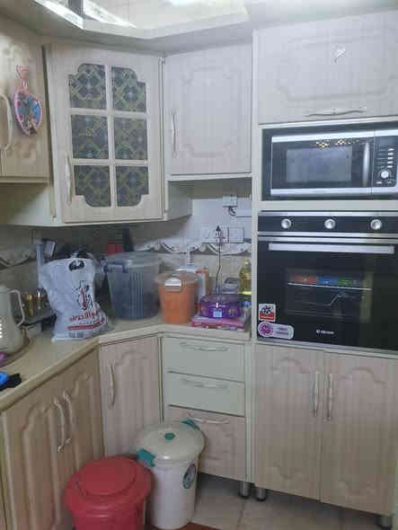 السلام عليكم 
كاونتر مطبخ ٥متر نظيف جدا العنوان البصرة الجبيلة ..السعر ٢مليون دينار الاتصال على الرق***********
