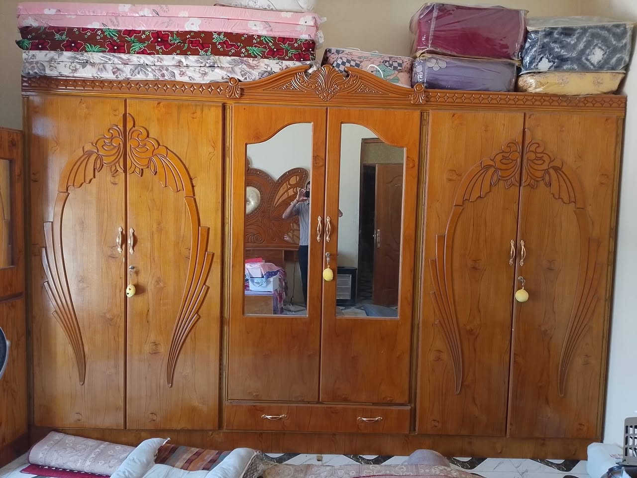 السلام عليكم 
غرفه نوم كامله استعمال شهر الغرفه كلش جديده الشراي يجي خاص 

او يتواصل على الرقم ***********
