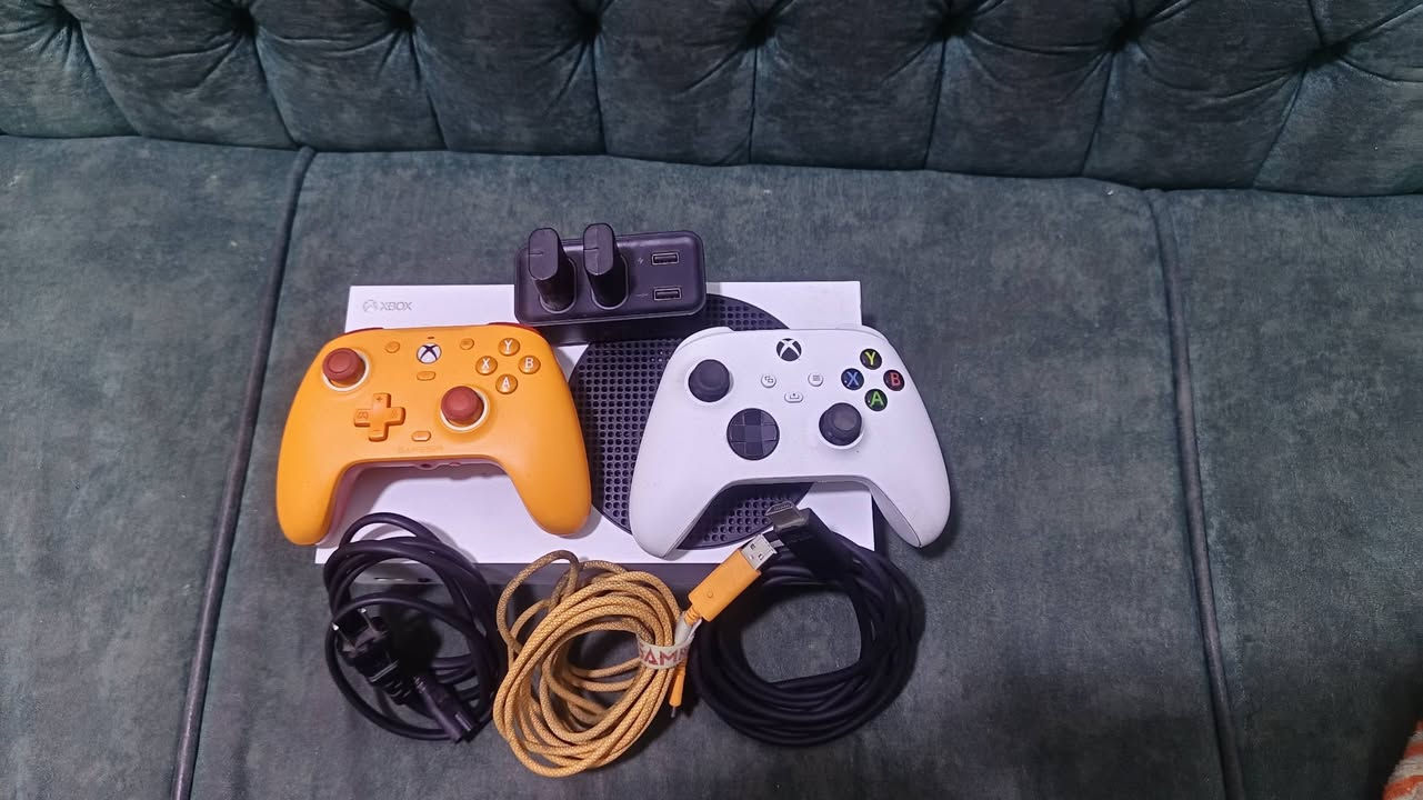 سلام عليكم
إكس بوكس سيريس اس للبيع 
الجهاز يجي وياه يدات عدد 2 ويجي وياه بطاريات عدد 2 
و الجهاز بي حساب و بل حساب فيفا 2026 
سعر الجهاز 350 الف وقابل للتفاوض 
مكان الجهاز الزعفرانية شارع الزوراء 
للستفسار ***********
