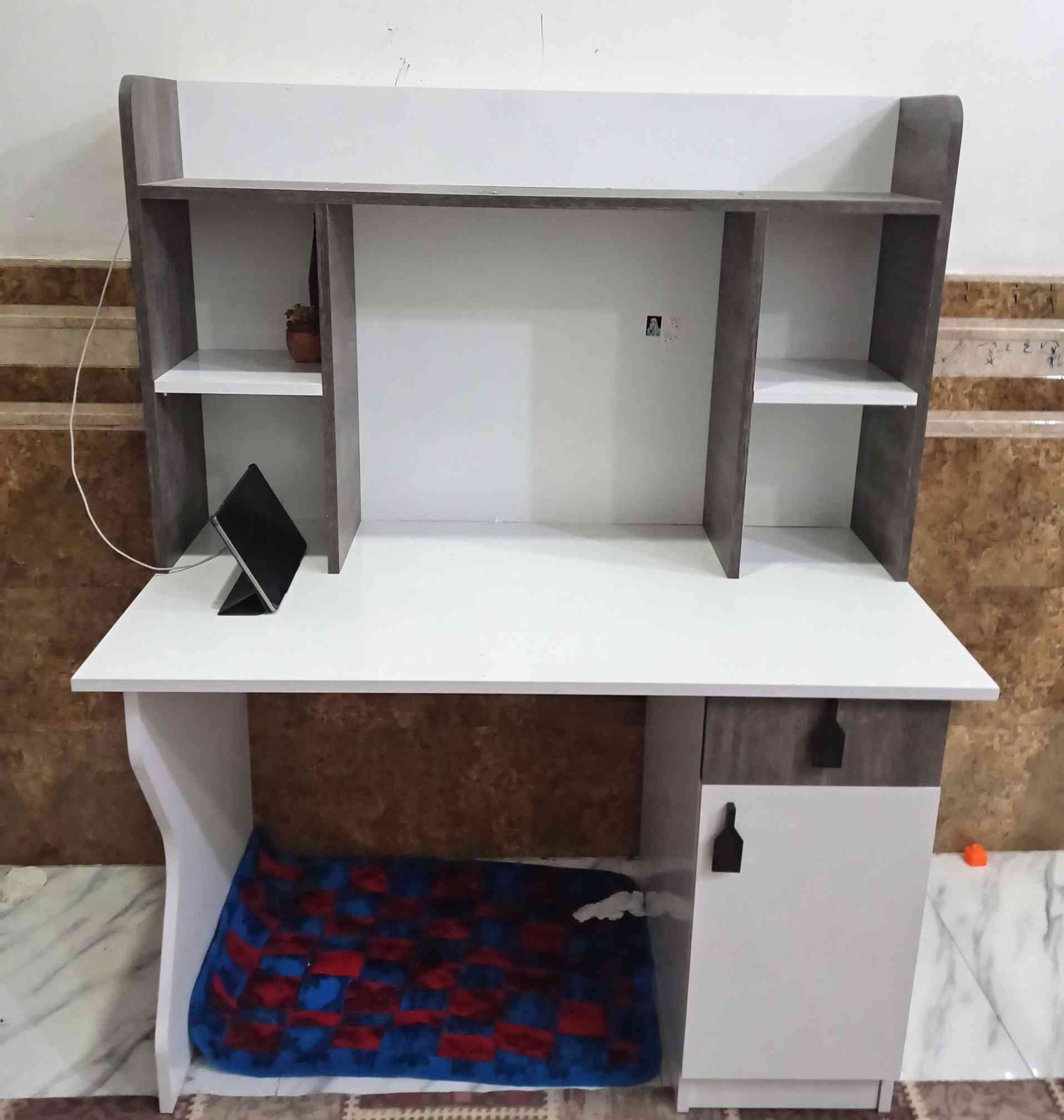 مكتب دراسي للبيع سعرة 160 وبي مجال للتواصل واتساب *********** عنوان الديوانية
